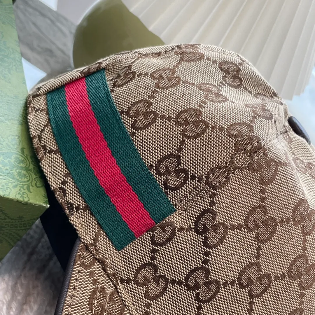 Special batch of 90 Gucci (Gucci) classic original baseball caps😍😍Customized with 1:1 mold opening at the counter, the highest version, original canvas fabric + first layer of cowhide, pure cotton lining, light and breathable! Photographed in real life, suitable for men and women in all seasons, basic head circumference 56cm, adjustable patches.