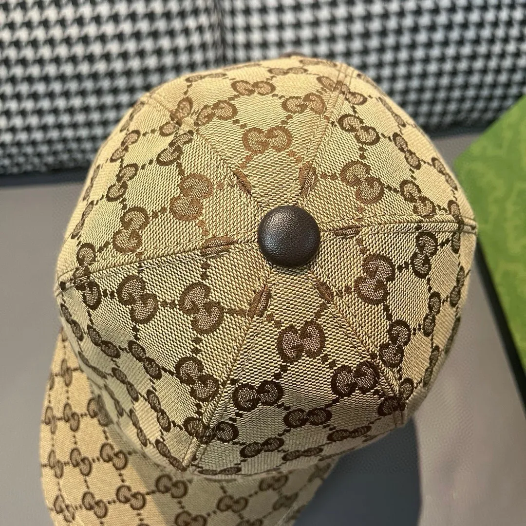 Batch of 900,000-year-old classic models shipped!   , Gucci (Gucci) classic original baseball cap 😍😍 small gold embroidery, 1:1 mold opening and customization at the counter, the highest version, original canvas + first-layer cowhide, pure cotton lining, light and breathable! Photographed in real life, suitable for men and women in all seasons, basic head circumference 56cm, adjustable patches.