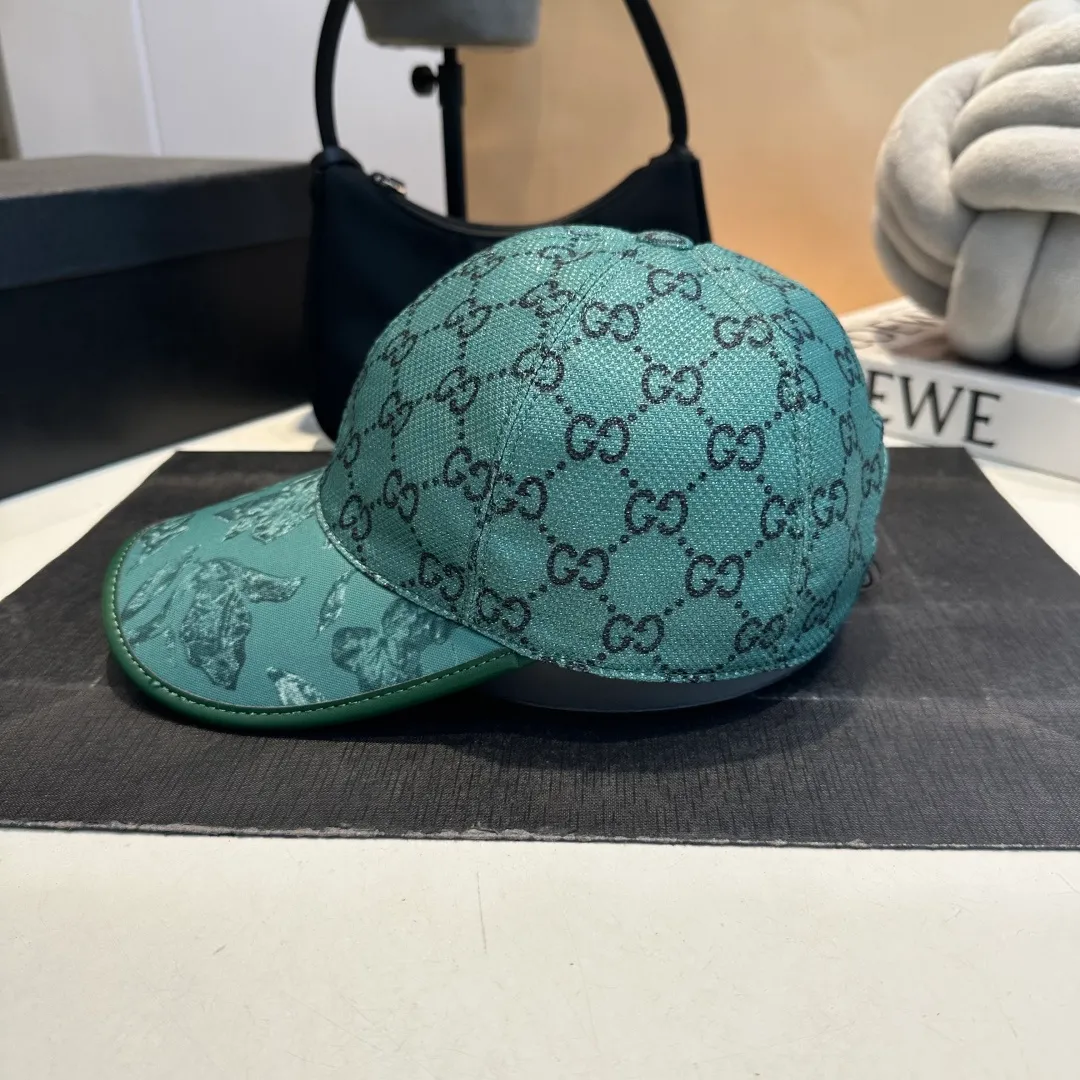 P90 Gucci's latest original baseball cap with wide webbing. 1:1 mold opening and customization at the counter, the highest version, original canvas fabric + first-layer cowhide, light and breathable! Photographed in real life, suitable for men and women in all seasons, basic head circumference 56cm, adjustable patches.