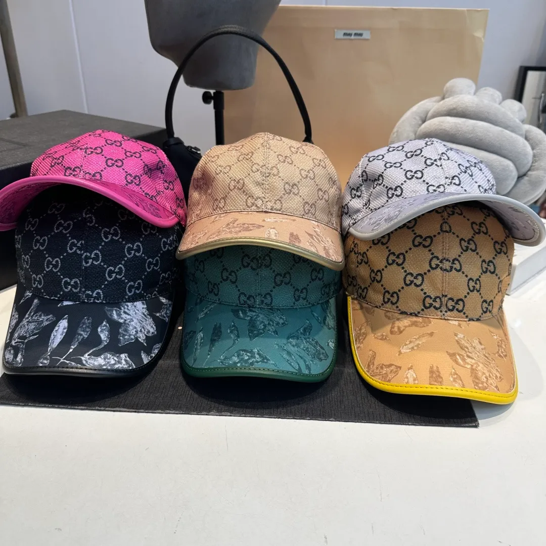 P90 Gucci's latest original baseball cap with wide webbing. 1:1 mold opening and customization at the counter, the highest version, original canvas fabric + first-layer cowhide, light and breathable! Photographed in real life, suitable for men and women in all seasons, basic head circumference 56cm, adjustable patches.
