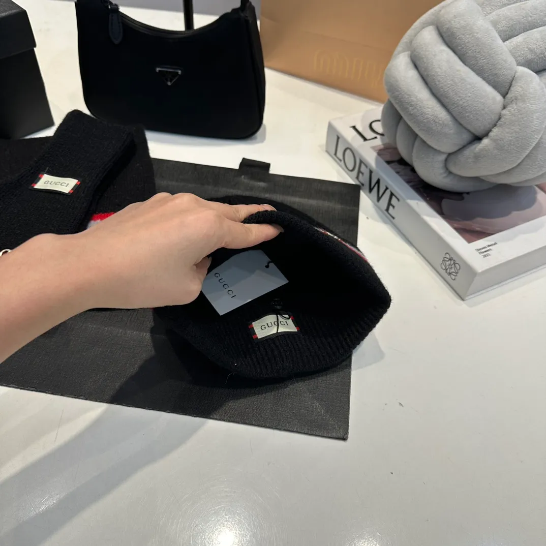 P180 (not ordinary goods in the market) GUCCI official website new wool cashmere suit series 🌟 hat + scarf + gloves official website synchronization, (same style for men and women) high quality, original fabric is very high-end, casual and versatile, simple yet elegant style, not to be missed!