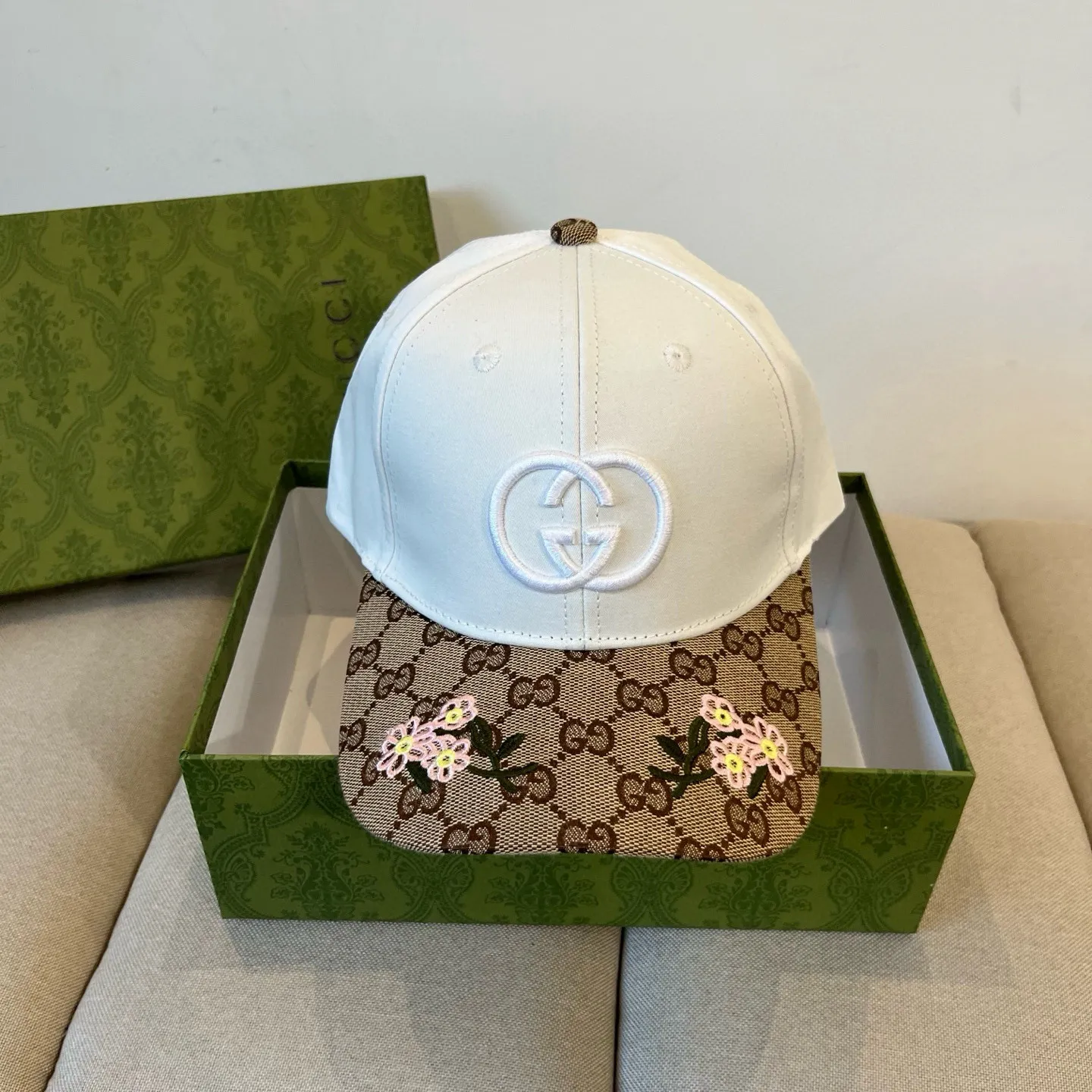 P60 Gucci Baseball Cap♥️GUCCI🧢New product from the official website, baseball cap, original quality, very popular 🔥🎩 The craftsmanship is very exquisite, high-end and classy! Low-key luxury, easy to carry! Running volume!