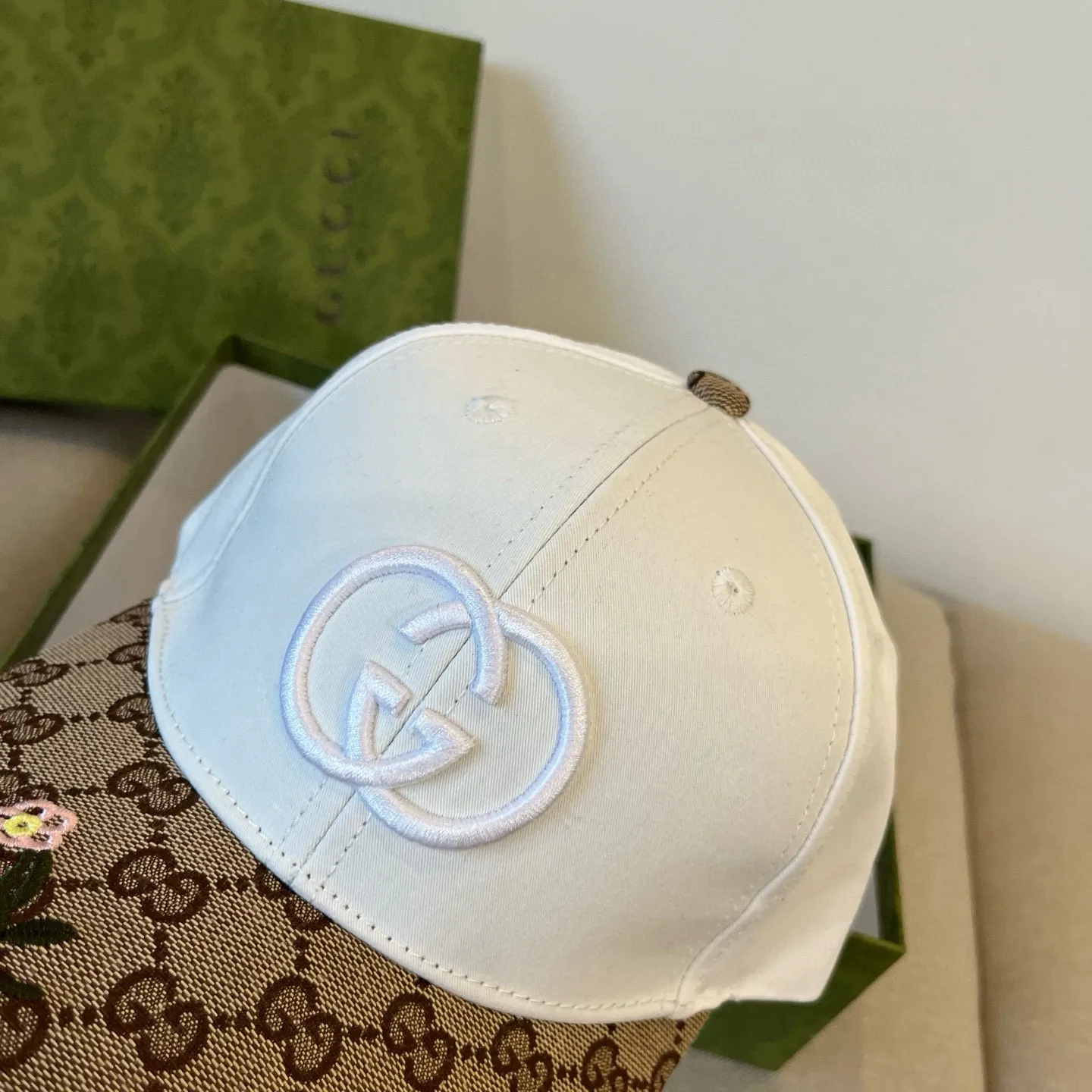 P60 Gucci Baseball Cap♥️GUCCI🧢New product from the official website, baseball cap, original quality, very popular 🔥🎩 The craftsmanship is very exquisite, high-end and classy! Low-key luxury, easy to carry! Running volume!