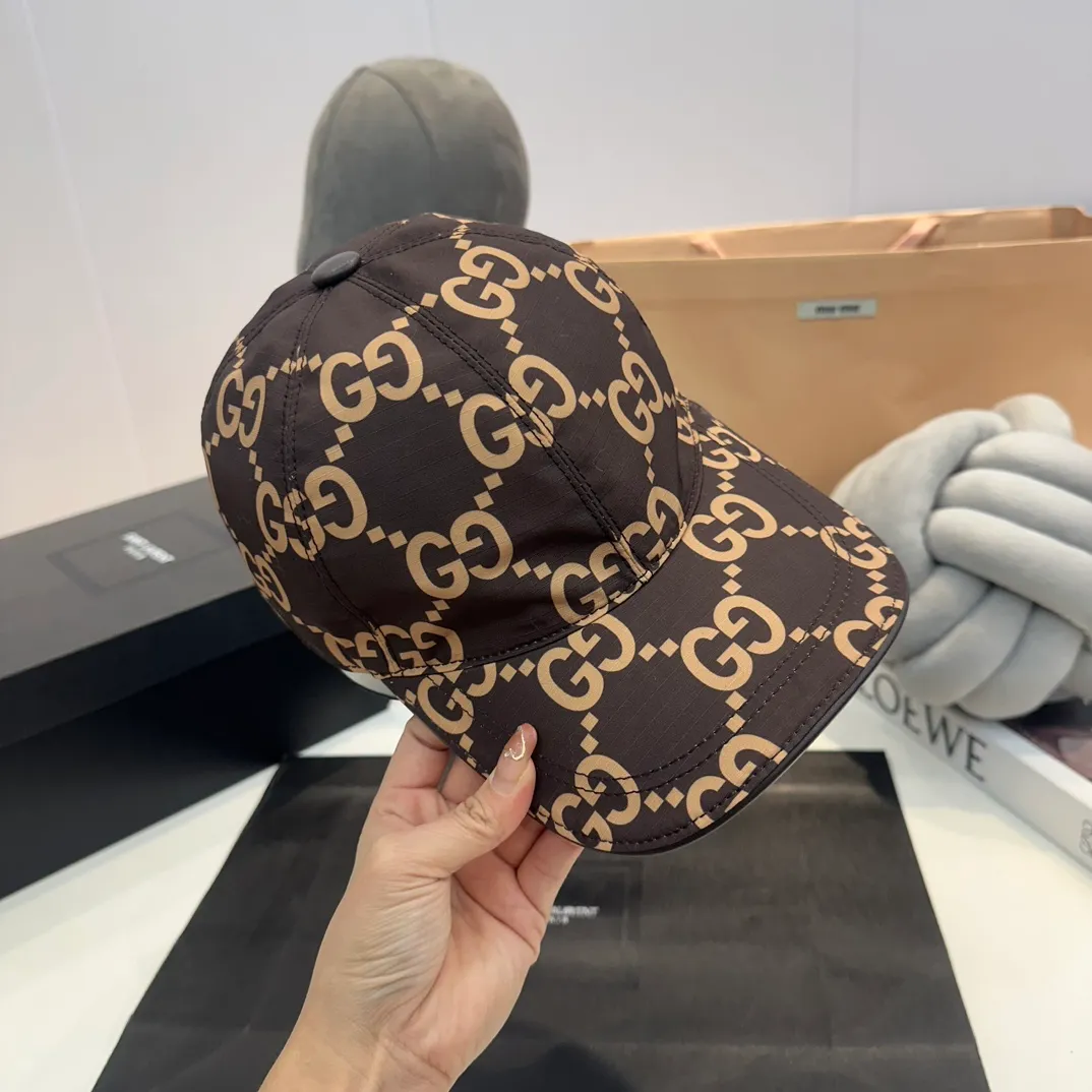 P80 Gucci (Gucci) new spring and summer original baseball cap, logo webbing, 1:1 mold customization, original canvas fabric + first-layer cowhide, popular purchasing agent, versatile style for men and women, great quality! Basic head circumference 56, adjustable patch