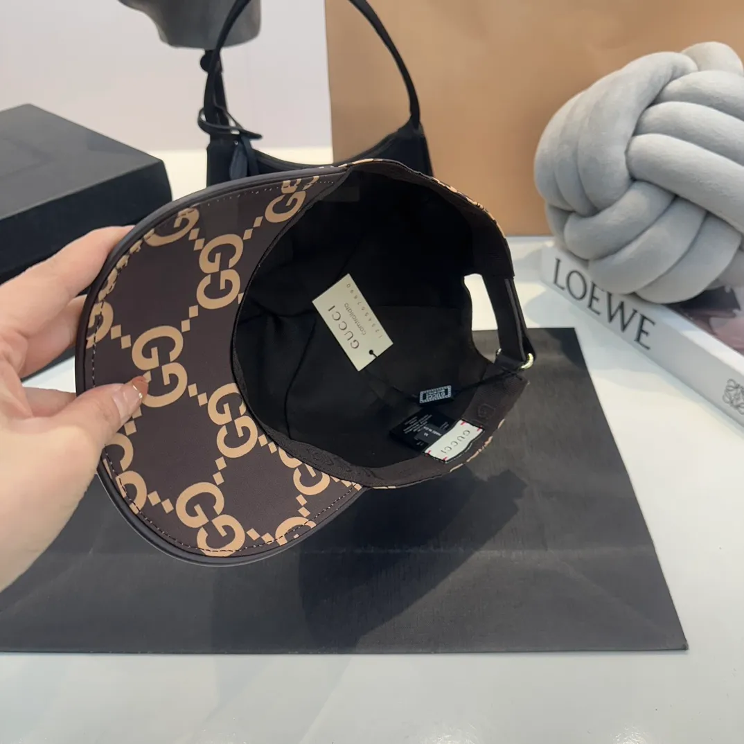 P80 Gucci (Gucci) new spring and summer original baseball cap, logo webbing, 1:1 mold customization, original canvas fabric + first-layer cowhide, popular purchasing agent, versatile style for men and women, great quality! Basic head circumference 56, adjustable patch