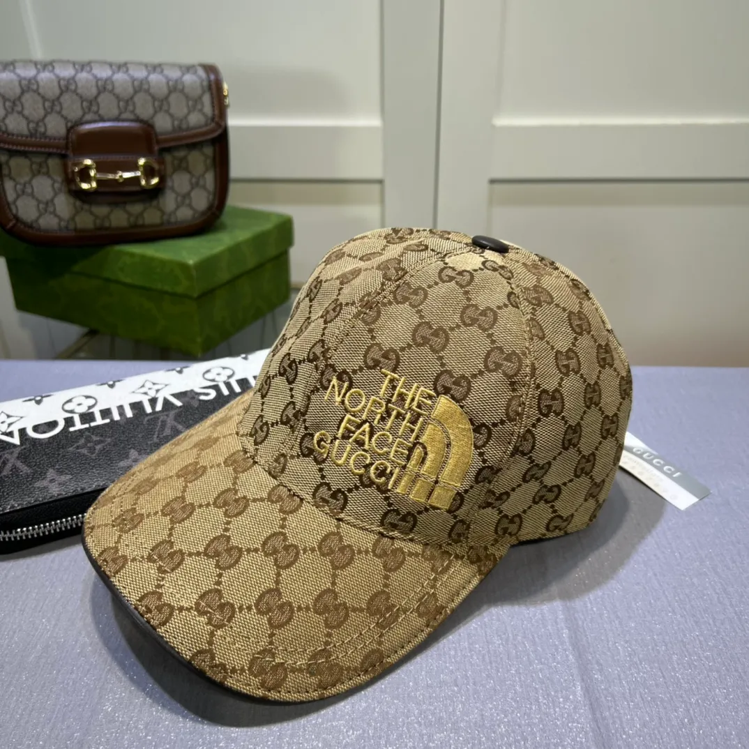 P90💰Gucci (Gucci) Alliance North, classic original baseball cap, 1:1 mold customization, original canvas fabric + first layer of cowhide, full of heroism, excellent quality! Pure cotton lining, basic head circumference 56cm, adjustable patches.