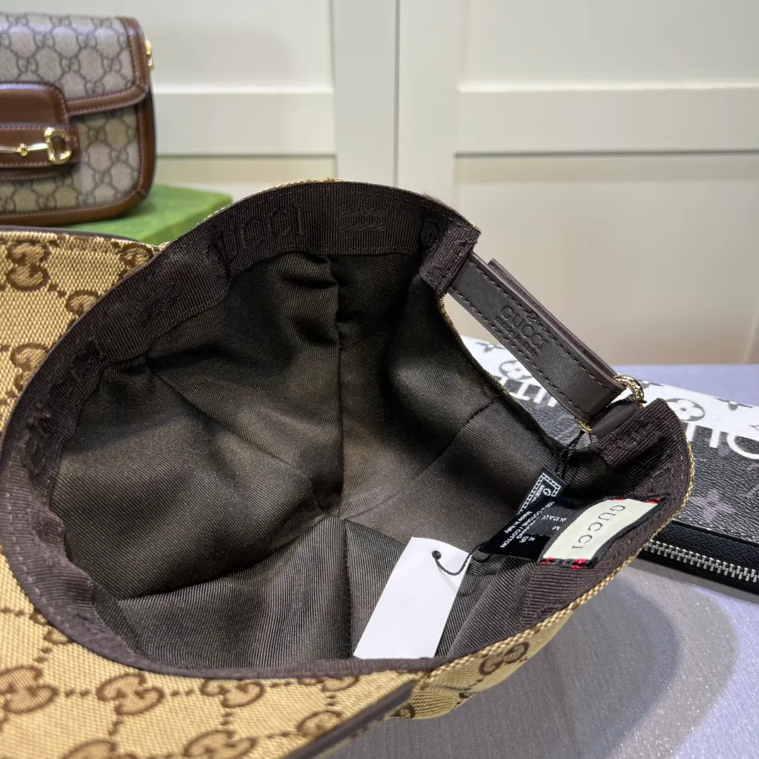 P90💰Gucci (Gucci) Alliance North, classic original baseball cap, 1:1 mold customization, original canvas fabric + first layer of cowhide, full of heroism, excellent quality! Pure cotton lining, basic head circumference 56cm, adjustable patches.