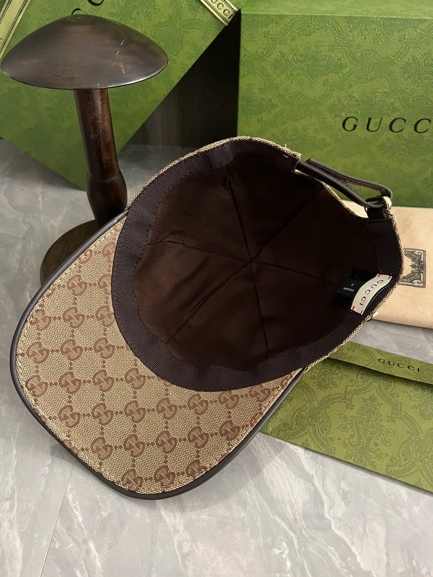 P90 GUCCI original customization 1:1 mold customization Monogram cowboy hat combines the brand's traditional luxury connotation and modern streetwear aesthetics to show the design personality of the spring and summer series. The hat body is made of original imported fabrics, rubber buckles, and first-layer cowhide edging, exquisite and flawless! Meticulous workmanship, original quality 809075