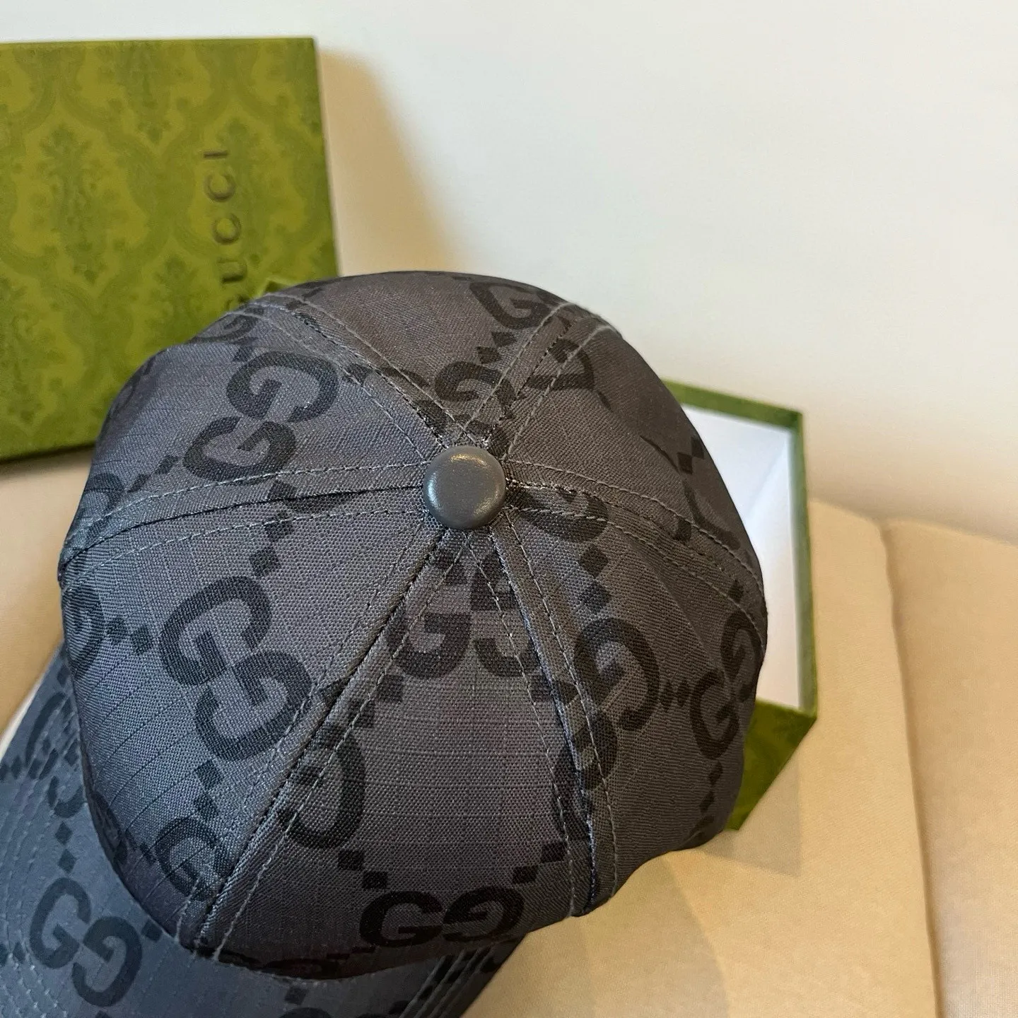 P60 Gucci Baseball Cap♥️GUCCI🧢New product from the official website, baseball cap, original quality, very popular 🔥🎩 The craftsmanship is very exquisite, high-end and classy! Low-key luxury, easy to carry! Running volume!