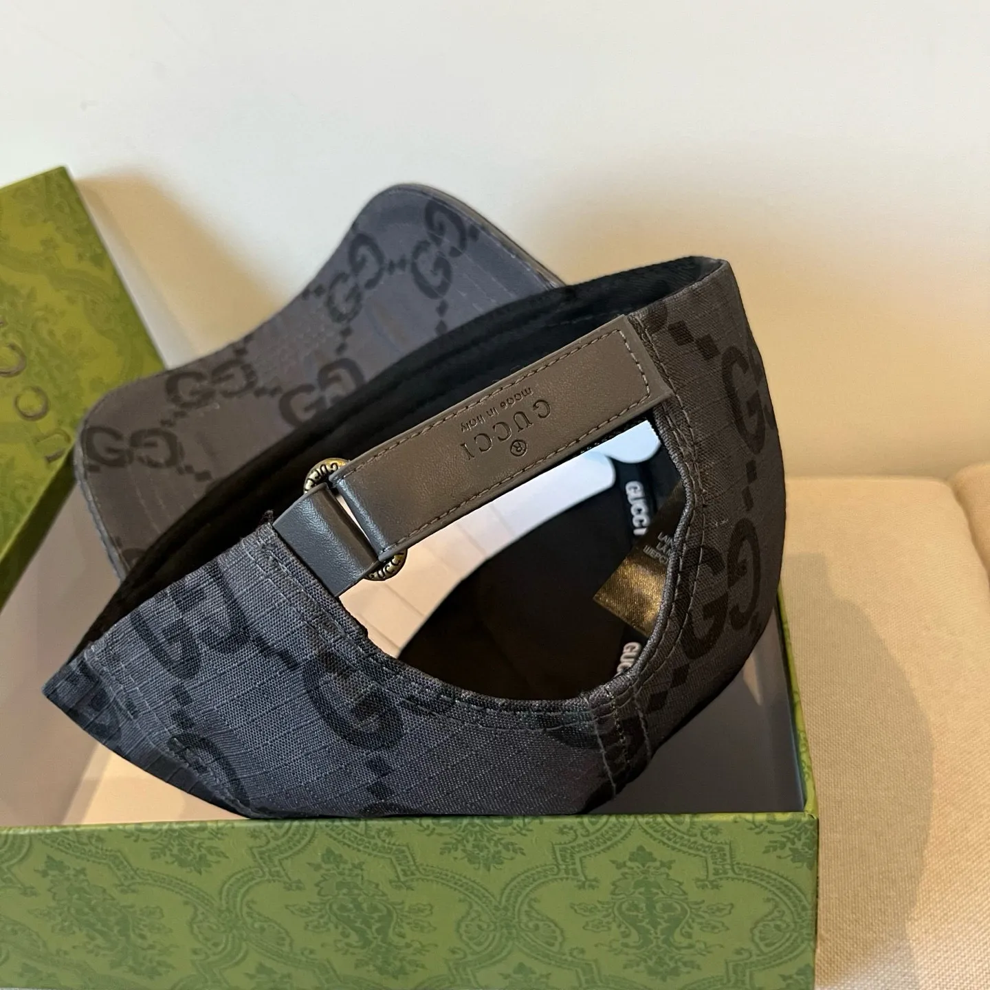 P60 Gucci Baseball Cap♥️GUCCI🧢New product from the official website, baseball cap, original quality, very popular 🔥🎩 The craftsmanship is very exquisite, high-end and classy! Low-key luxury, easy to carry! Running volume!
