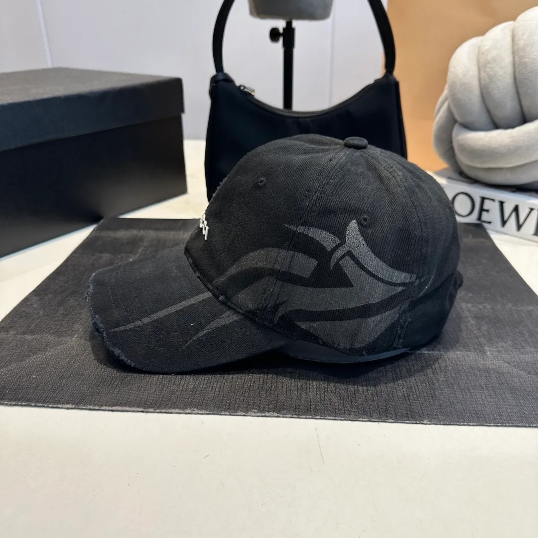 P60 GUCCI ripped baseball cap, the original quality is very popular, the craftsmanship is very exquisite, the atmosphere is high-end and classy! Low-key luxury, easy to carry! Running volume!