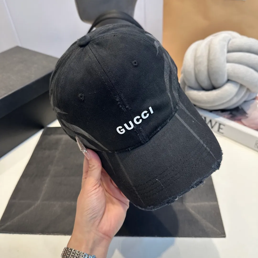 P60 GUCCI ripped baseball cap, the original quality is very popular, the craftsmanship is very exquisite, the atmosphere is high-end and classy! Low-key luxury, easy to carry! Running volume!