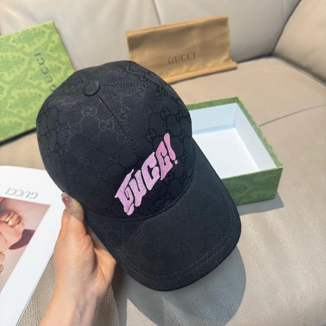 P90, Gucci's new original baseball cap, artistic word embroidery, 1:1 mold customization, heavy embroidery, details comparable to those at counters, original canvas fabric + first-layer cowhide, pure cotton lining, great quality! The first choice for handsome men and beautiful women, fashionable and versatile. Basic head circumference 56, adjustable patch