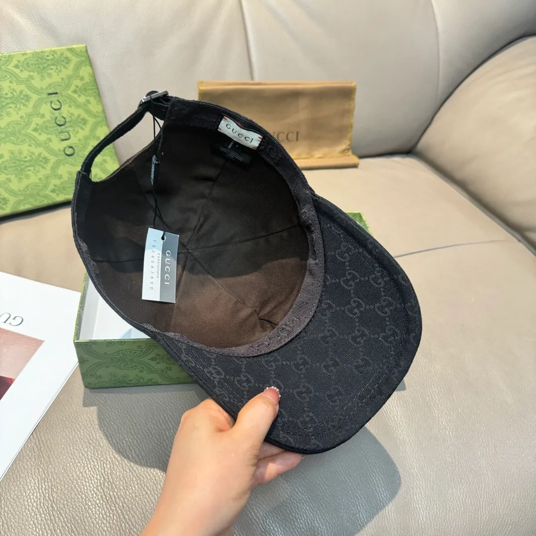 P90, Gucci's new original baseball cap, artistic word embroidery, 1:1 mold customization, heavy embroidery, details comparable to those at counters, original canvas fabric + first-layer cowhide, pure cotton lining, great quality! The first choice for handsome men and beautiful women, fashionable and versatile. Basic head circumference 56, adjustable patch