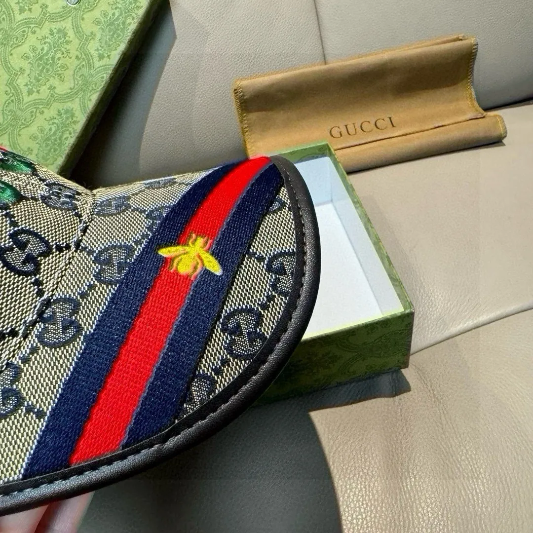 P90, Gucci's new original baseball cap, 1:1 mold customization, heavy embroidery, details comparable to those at counters, original canvas fabric + first-layer cowhide, great quality! The first choice for handsome men and beautiful women, fashionable and versatile. The basic head circumference is 56cm, and the patch is adjustable.