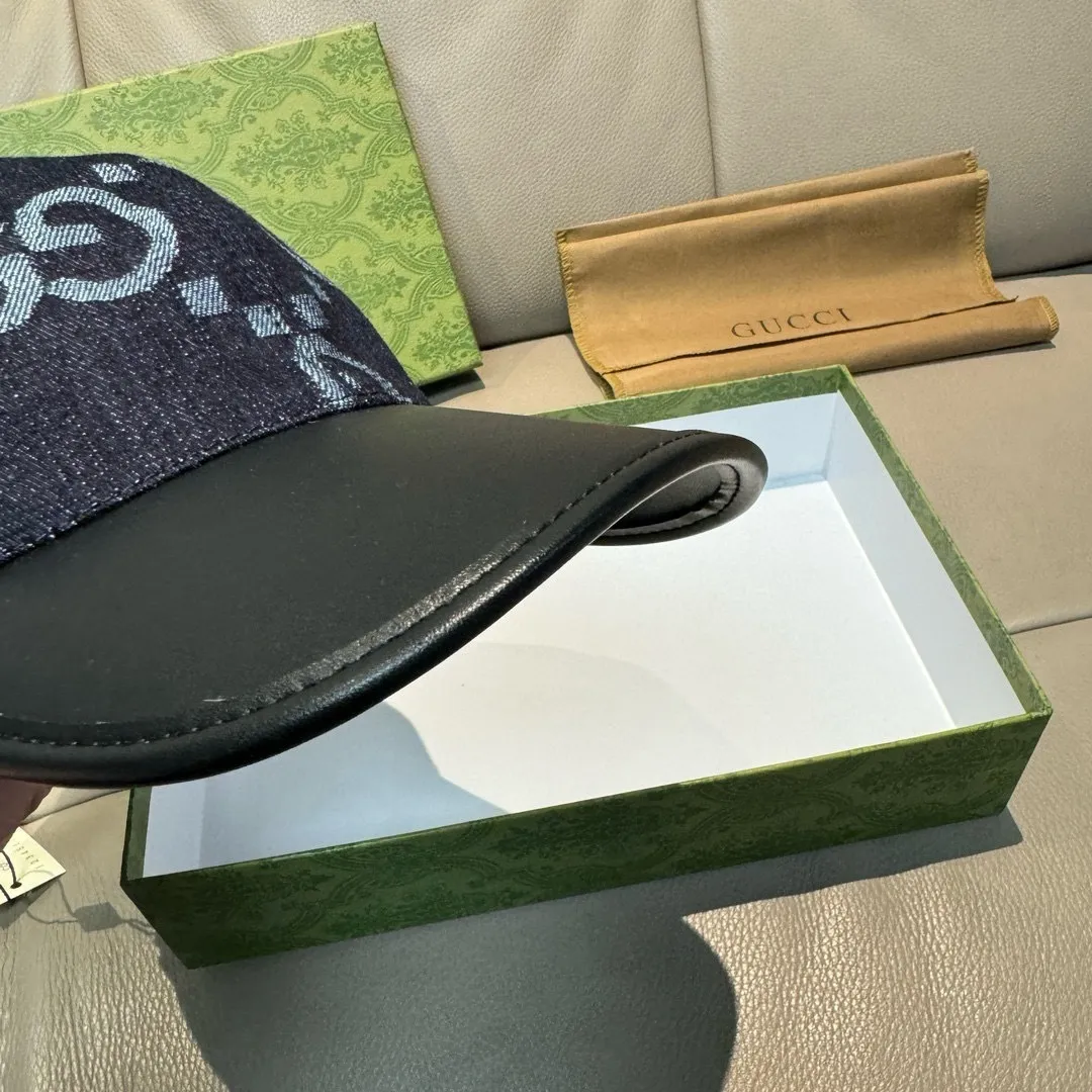 P90, Gucci (Gucci) new original baseball cap, large double G leather, best-selling model at the counter, 1:1 mold customization, original canvas fabric + first-layer cowhide, fashionable and handsome! The quality is great, the basic head circumference is 56cm, and the patch is adjustable.