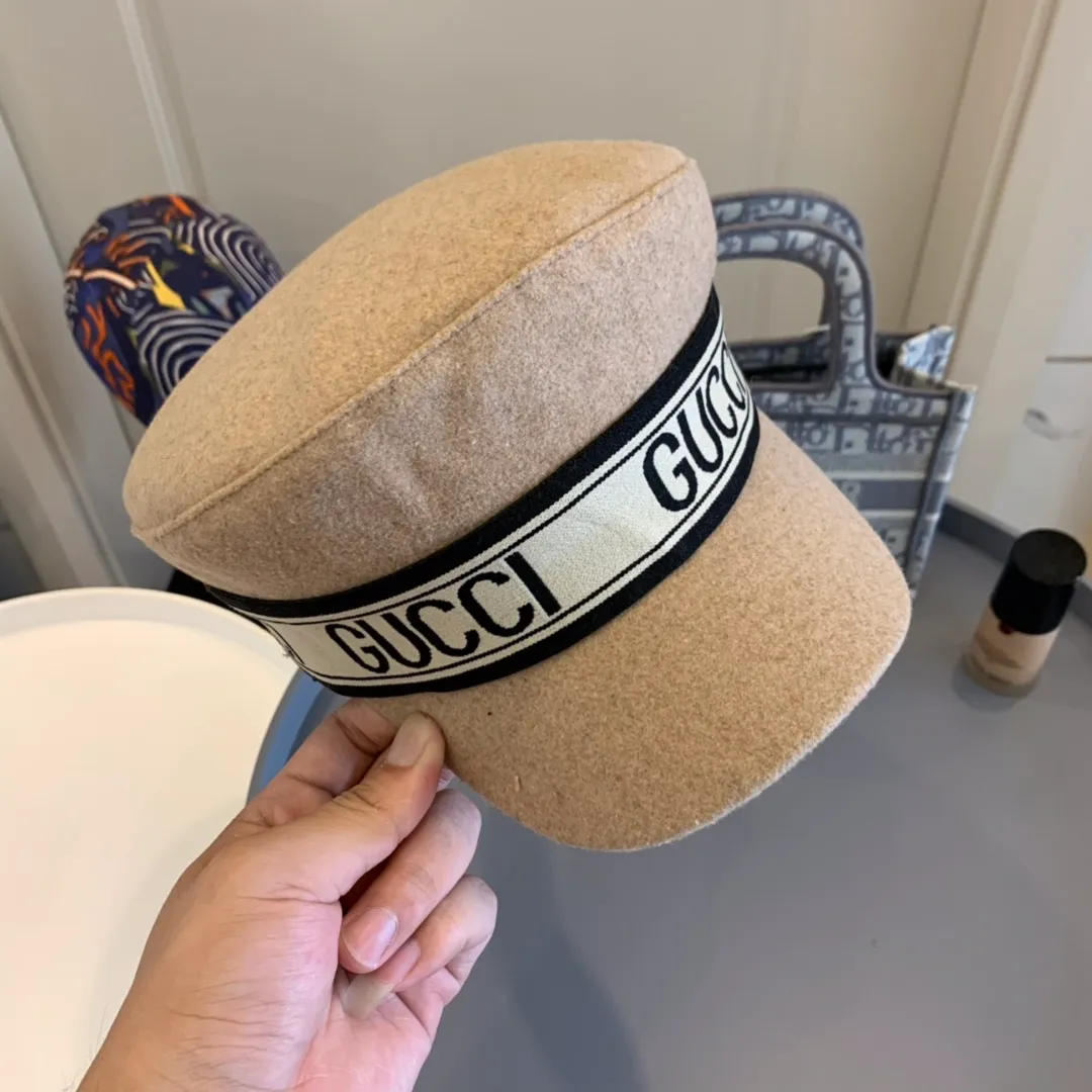 P70 Gucci wool wool military hat, simple and luxurious style, LOGO webbing, versatile style, a must-have item for warmth and concave shape! Many Internet celebrity network anchors must join! Material: 100% wool Head circumference: 57cm