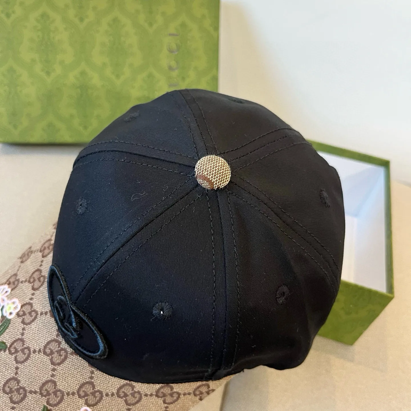 P60 Gucci Baseball Cap♥️GUCCI🧢New product from the official website, baseball cap, original quality, very popular 🔥🎩 The craftsmanship is very exquisite, high-end and classy! Low-key luxury, easy to carry! Running volume!