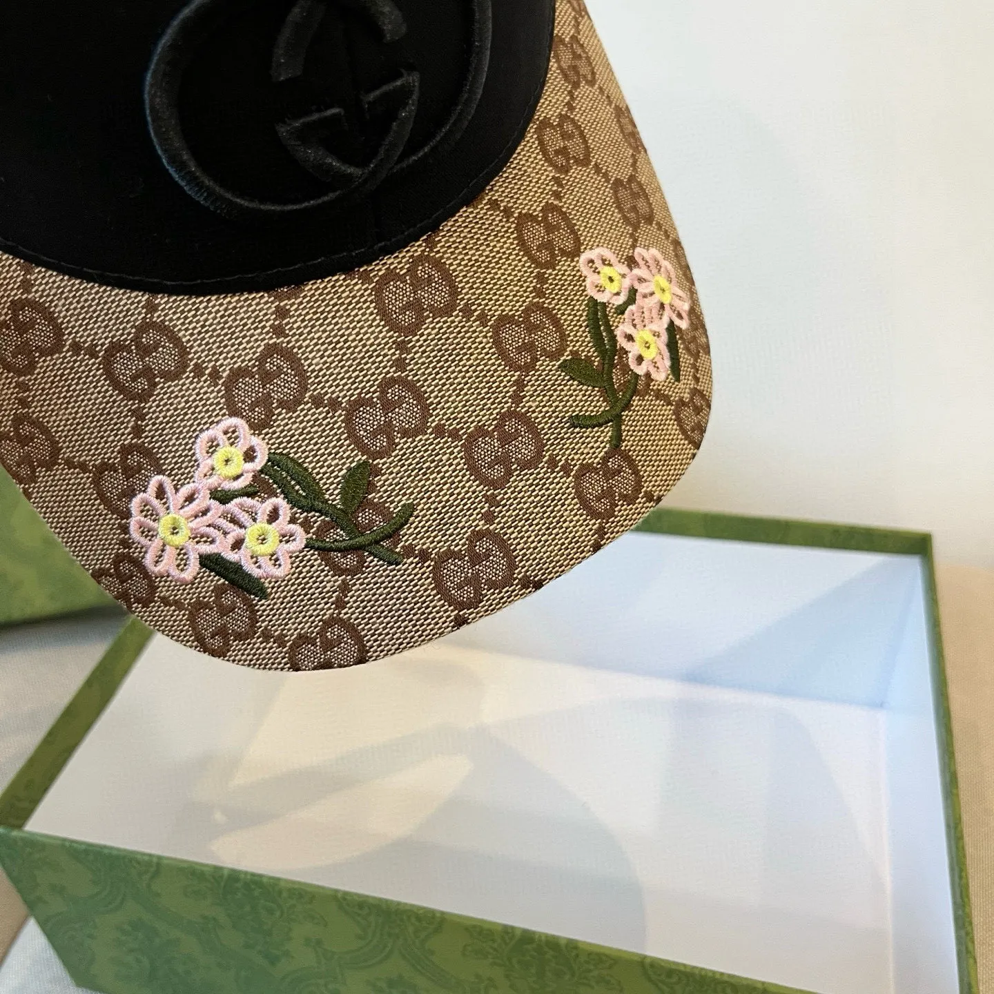 P60 Gucci Baseball Cap♥️GUCCI🧢New product from the official website, baseball cap, original quality, very popular 🔥🎩 The craftsmanship is very exquisite, high-end and classy! Low-key luxury, easy to carry! Running volume!