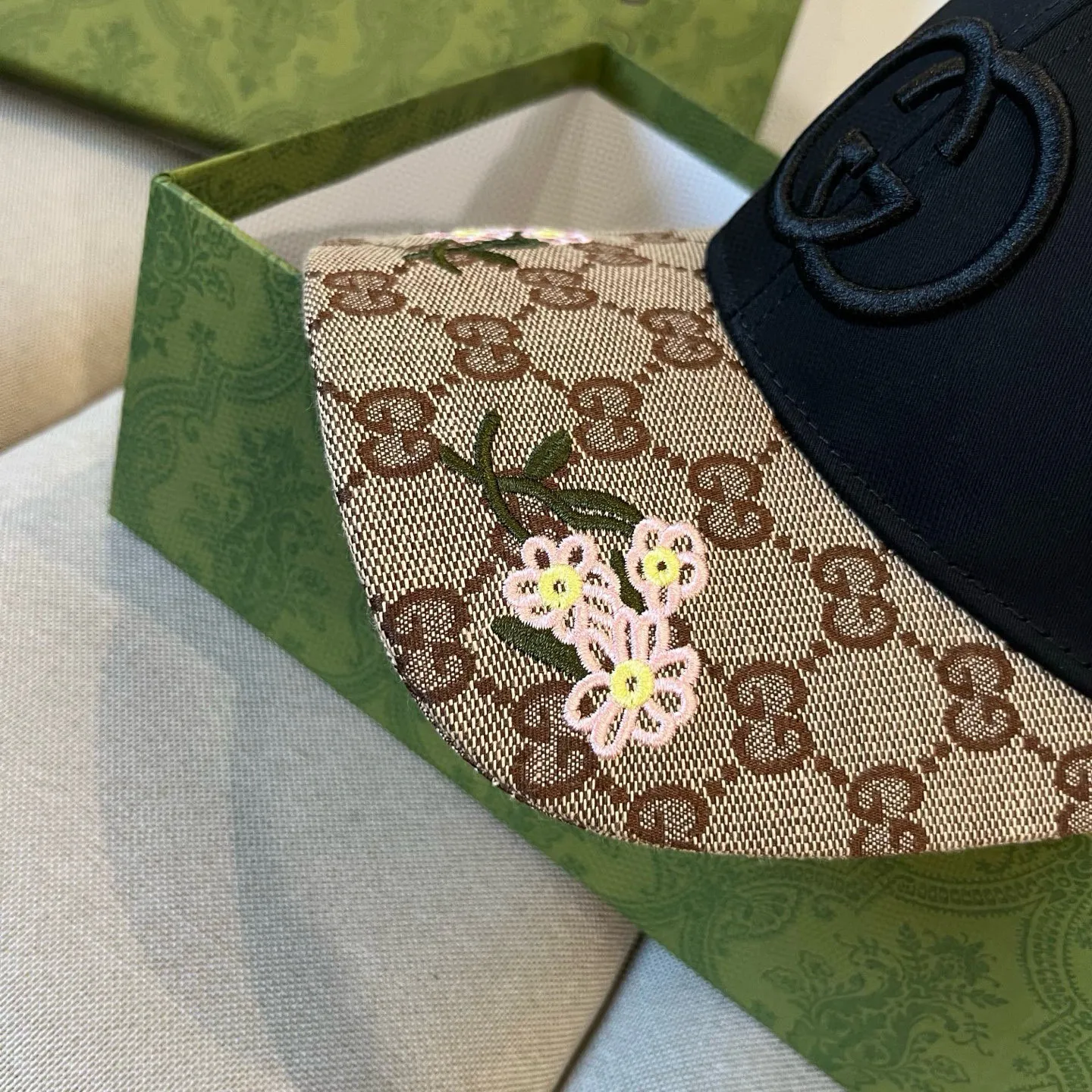 P60 Gucci Baseball Cap♥️GUCCI🧢New product from the official website, baseball cap, original quality, very popular 🔥🎩 The craftsmanship is very exquisite, high-end and classy! Low-key luxury, easy to carry! Running volume!
