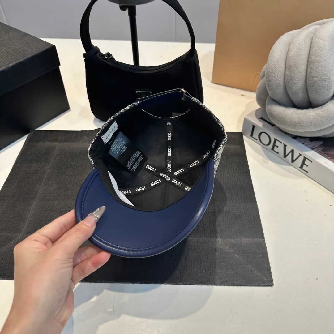 P56 Gucci Baseball Cap♥️GUCCI🧢New product from the official website, baseball cap, original quality, hot arrival 🔥🎩 The craftsmanship is very exquisite, high-end and classy! Low-key luxury, easy to carry! Running volume!