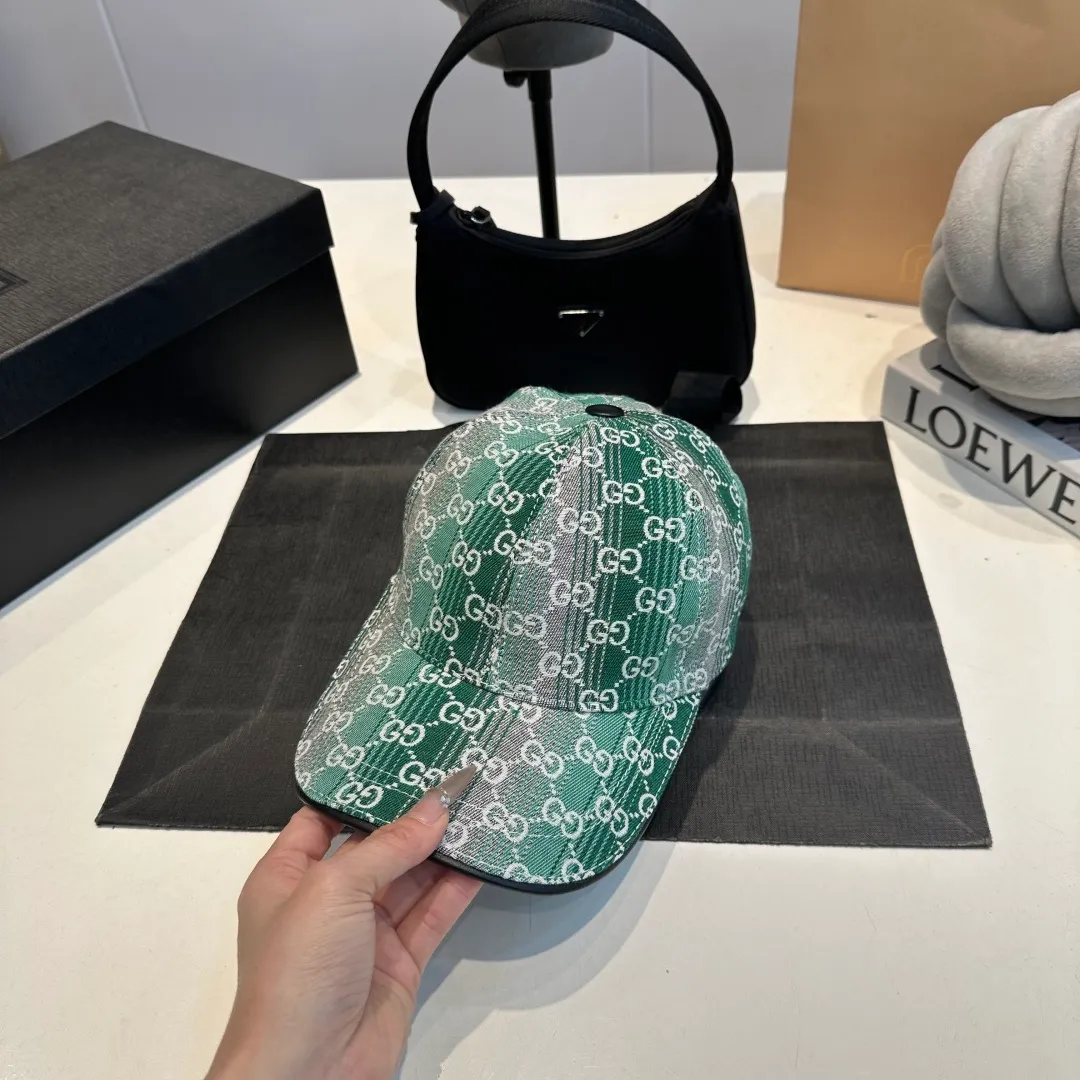 P100 Gucci new original baseball cap, Gucci gradient jacquard, 1:1 mold opening and customization at the counter, original canvas fabric + first-layer cowhide, light and breathable! The quality is great, the basic head circumference is 56cm, and the patch is adjustable.