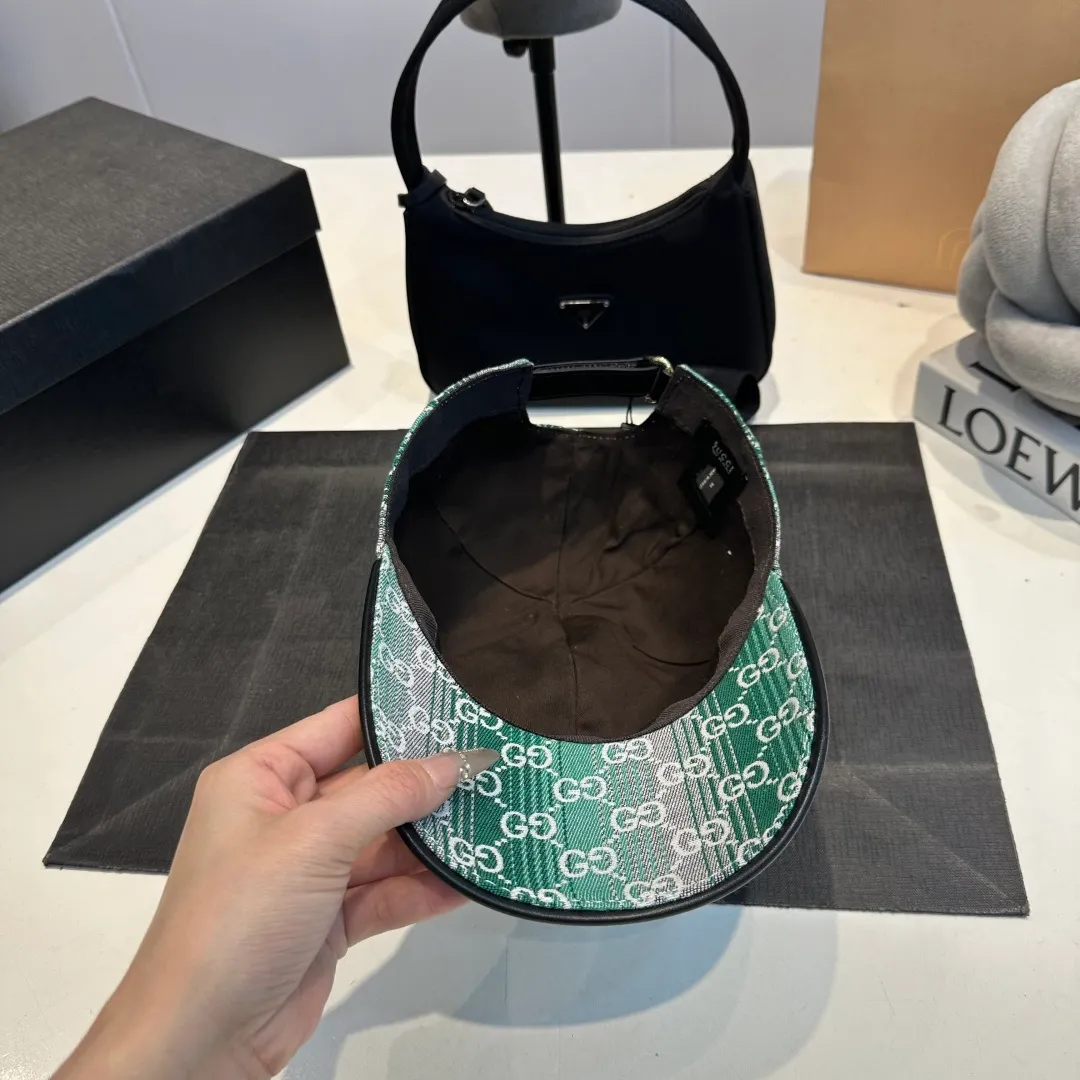 P100 Gucci new original baseball cap, Gucci gradient jacquard, 1:1 mold opening and customization at the counter, original canvas fabric + first-layer cowhide, light and breathable! The quality is great, the basic head circumference is 56cm, and the patch is adjustable.