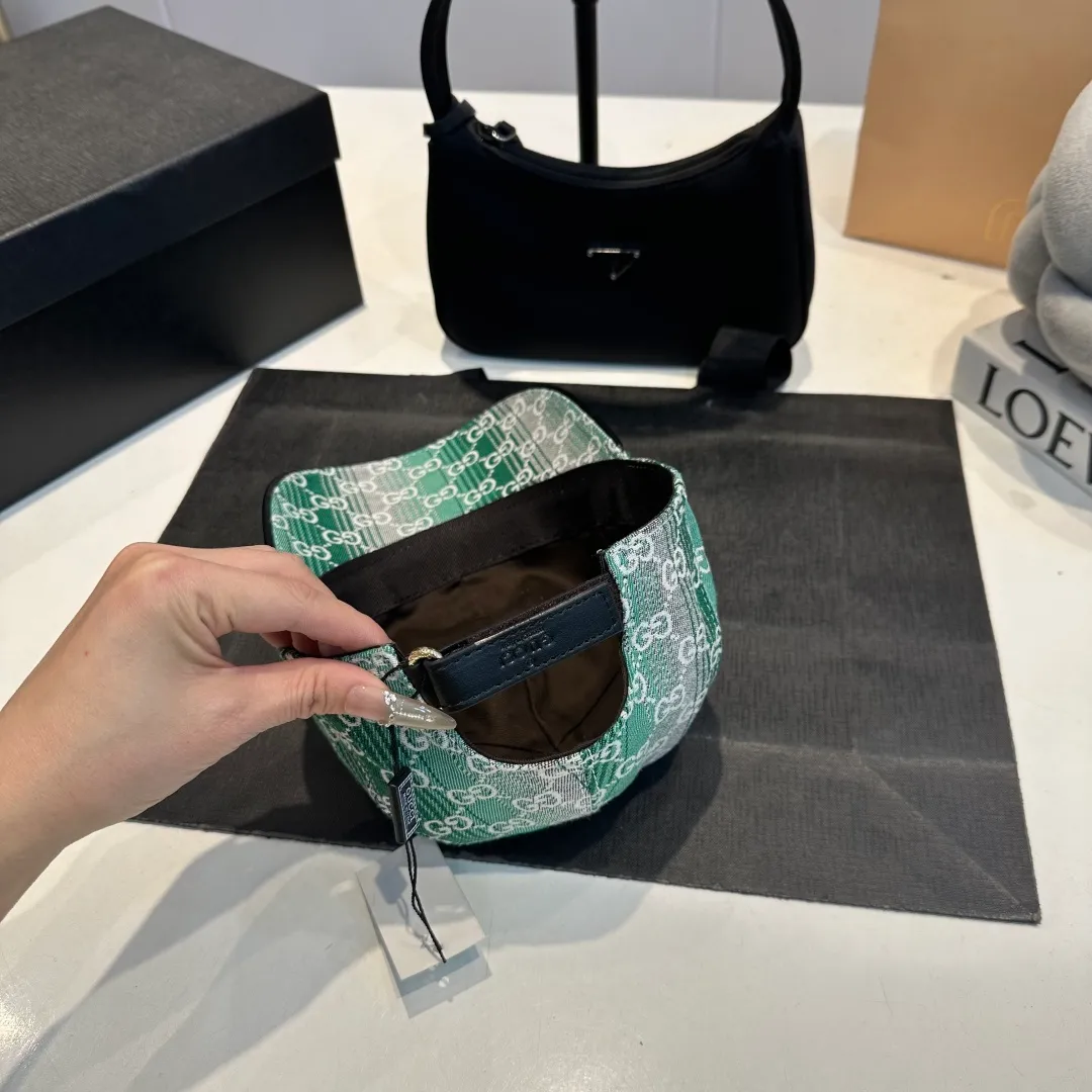 P100 Gucci new original baseball cap, Gucci gradient jacquard, 1:1 mold opening and customization at the counter, original canvas fabric + first-layer cowhide, light and breathable! The quality is great, the basic head circumference is 56cm, and the patch is adjustable.