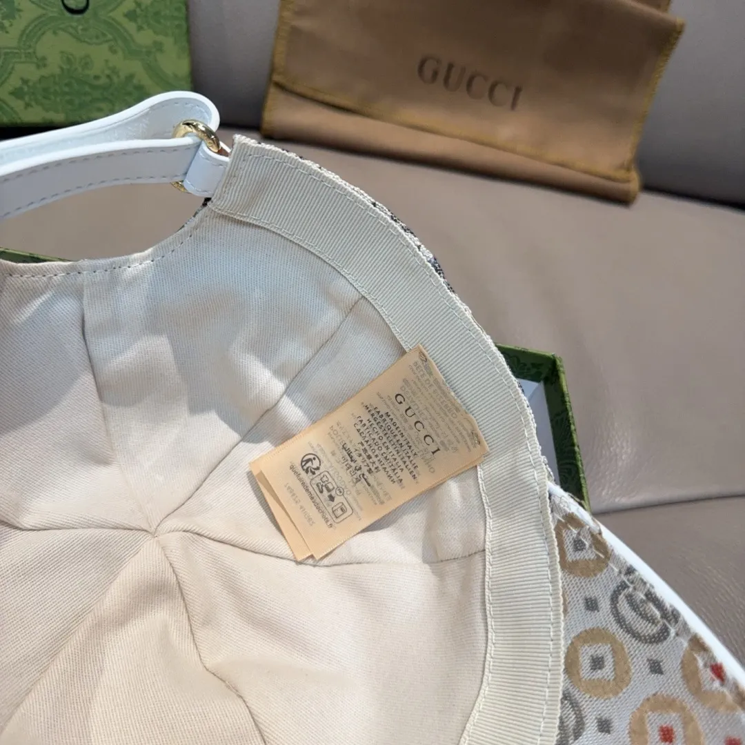 p90., Gucci's new original baseball cap, double G jacquard, 1:1 mold customization at the counter, perfect pattern, original canvas fabric + first-layer cowhide, light and breathable! The basic head circumference is 56cm, and the patch is adjustable.