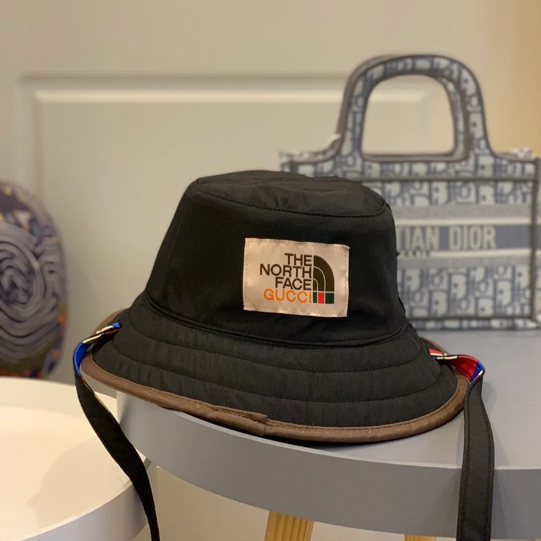 P100 GUCCI fisherman hat. Nylon double-sided fisherman hat. The strap decoration is well designed and can be switched at will. It is listed as Gucci’s classic double-sided fisherman hat. The co-branded logo design is fashionable! Suitable for young and fashionable matching styles