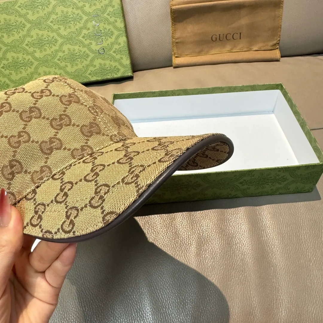 p90, Gucci (Gucci) new spring and summer original baseball cap, double G webbing, 1:1 mold customization, original canvas + first-layer cowhide, popular purchasing agent, versatile style for men and women, great quality! The basic head circumference is 56cm, and the patch is adjustable.