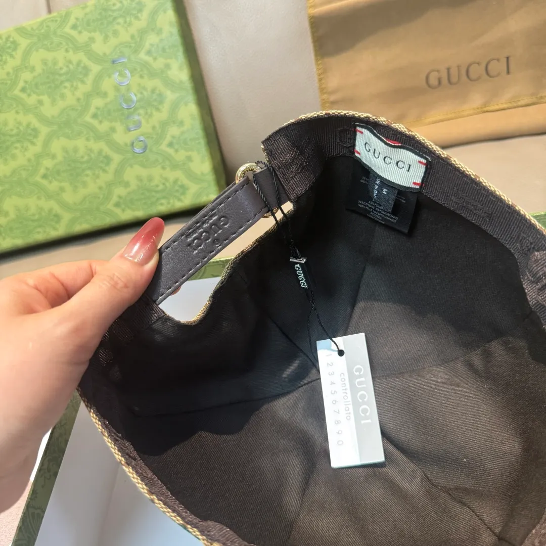 p90, Gucci (Gucci) new spring and summer original baseball cap, double G webbing, 1:1 mold customization, original canvas + first-layer cowhide, popular purchasing agent, versatile style for men and women, great quality! The basic head circumference is 56cm, and the patch is adjustable.