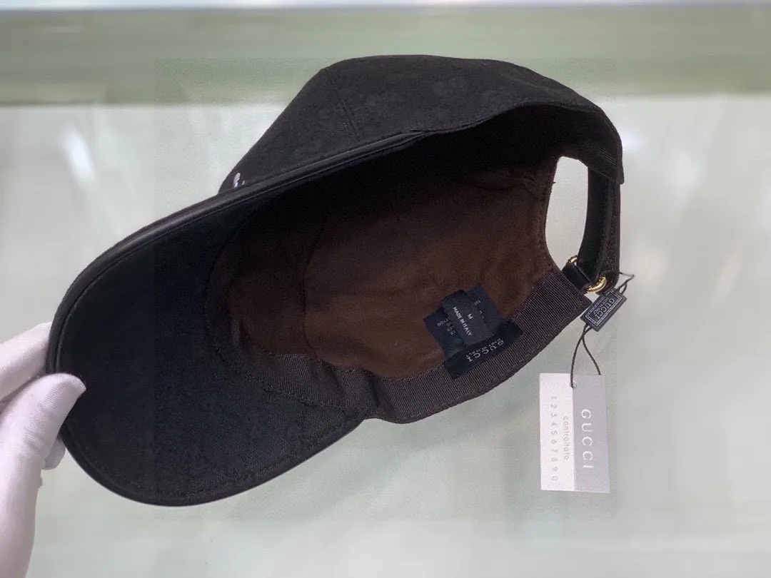 🉐️90, Gucci (Gucci) new original baseball cap, artistic word embroidery, 1:1 mold customization, heavy embroidery, details comparable to counters, original canvas + first-layer cowhide, pure cotton lining, great quality! The first choice for handsome men and beautiful women, fashionable and versatile. Basic head circumference 56, adjustable patch