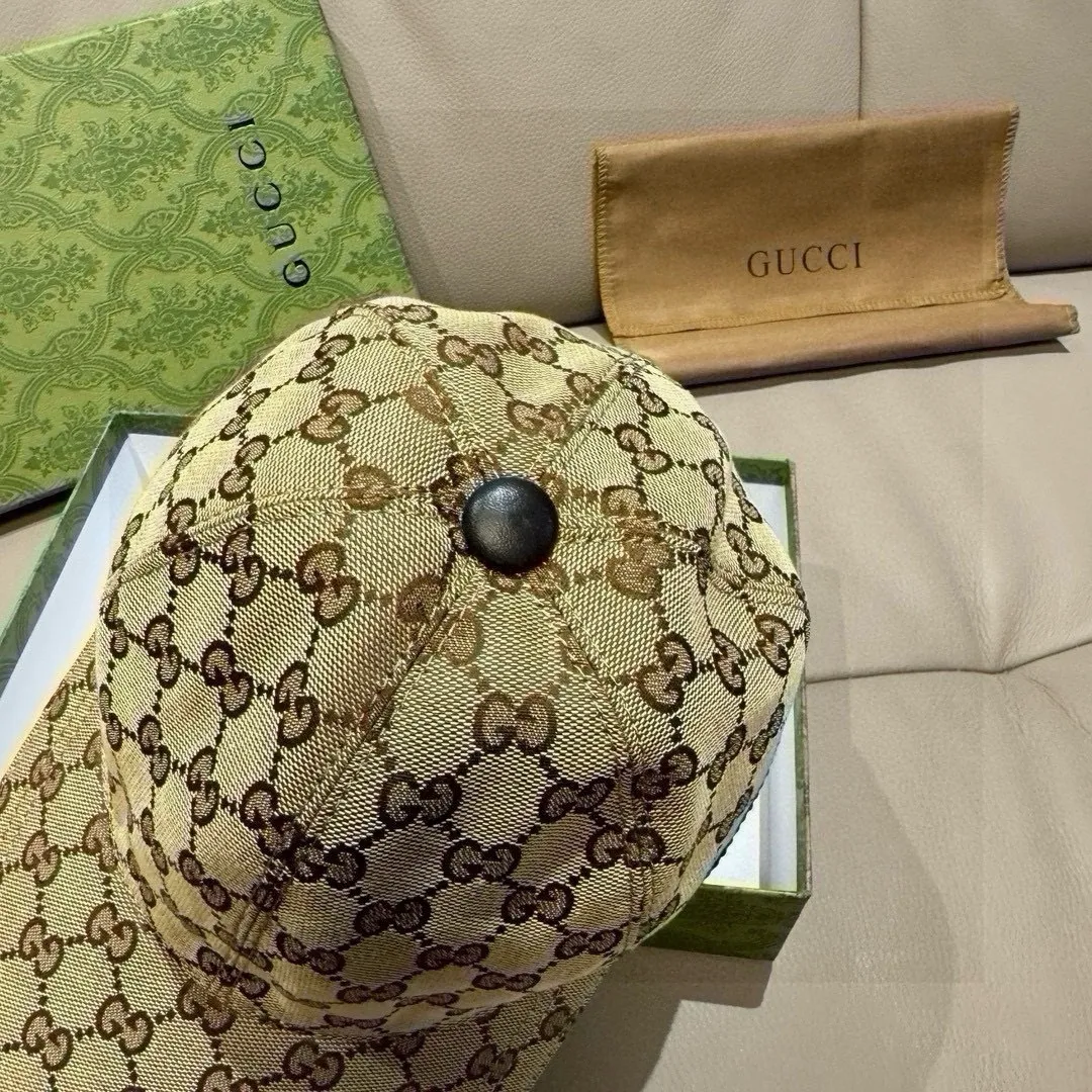 p90 ten thousand year old classic new color is shipped!   , Gucci (Gucci) classic original baseball cap 😍😍 1:1 mold opening and customization at the counter, the highest version, original canvas fabric + first layer of cowhide, light and breathable! Photographed in real life, suitable for men and women in all seasons, basic head circumference 56cm, adjustable patches.