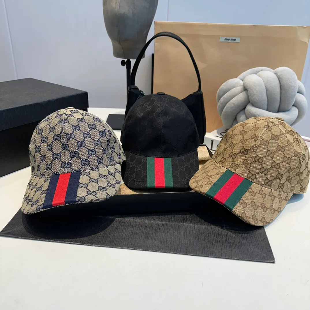 P90 Gucci (Gucci) new original baseball cap, double G webbing. 1:1 mold customization, heavy embroidery, details comparable to those at counters, original canvas fabric + first layer cowhide, excellent quality! The first choice for handsome men and beautiful women, fashionable and versatile. The basic head circumference is 56cm, and the patch is adjustable.