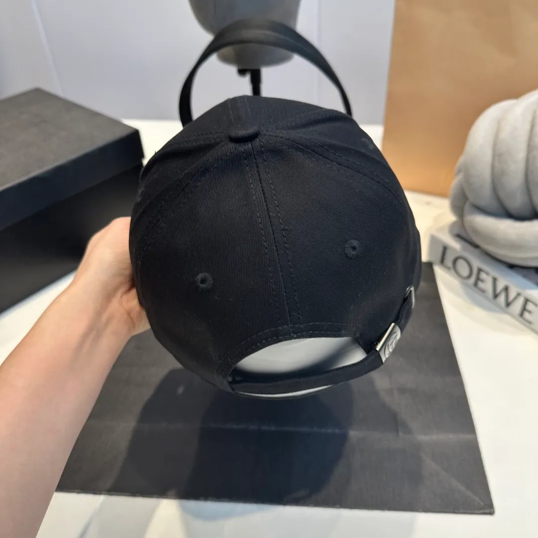 P56 Gucci Baseball Cap GUCCI official website new product, baseball cap, original quality is very popular, the workmanship is very exquisite, high-end atmosphere and class! Low-key luxury, easy to carry! Running volume!