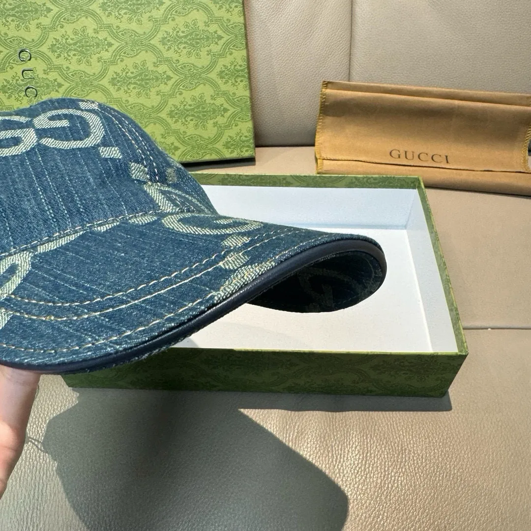 p90., Gucci Gucci’s new original baseball cap, large double G, 1:1 mold opening and customization at the counter, perfect matching pattern, original canvas fabric + first-layer cowhide, light and breathable! The basic head circumference is 56cm, and the patch is adjustable.