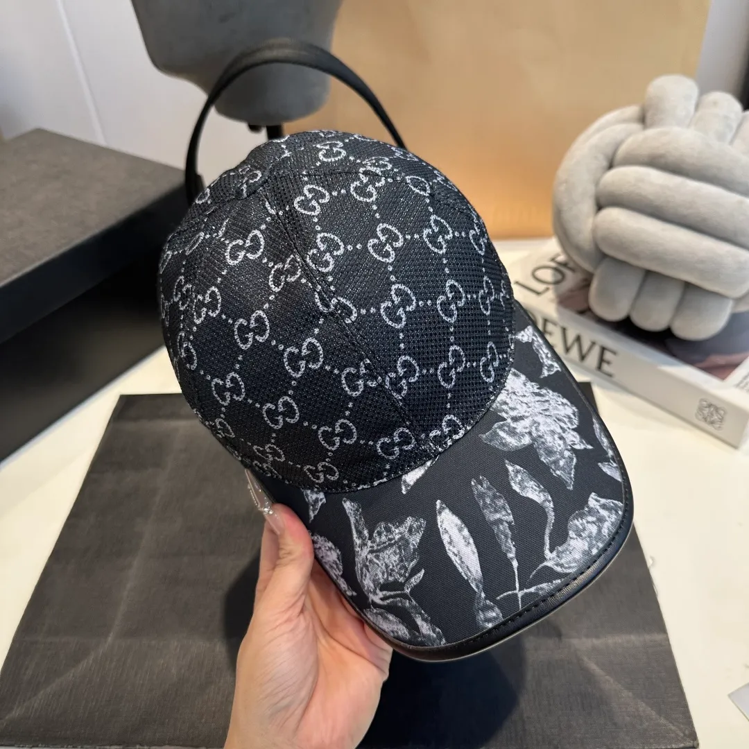 P90 Gucci's latest original baseball cap with wide webbing. 1:1 mold opening and customization at the counter, the highest version, original canvas fabric + first-layer cowhide, light and breathable! Photographed in real life, suitable for men and women in all seasons, basic head circumference 56cm, adjustable patches.