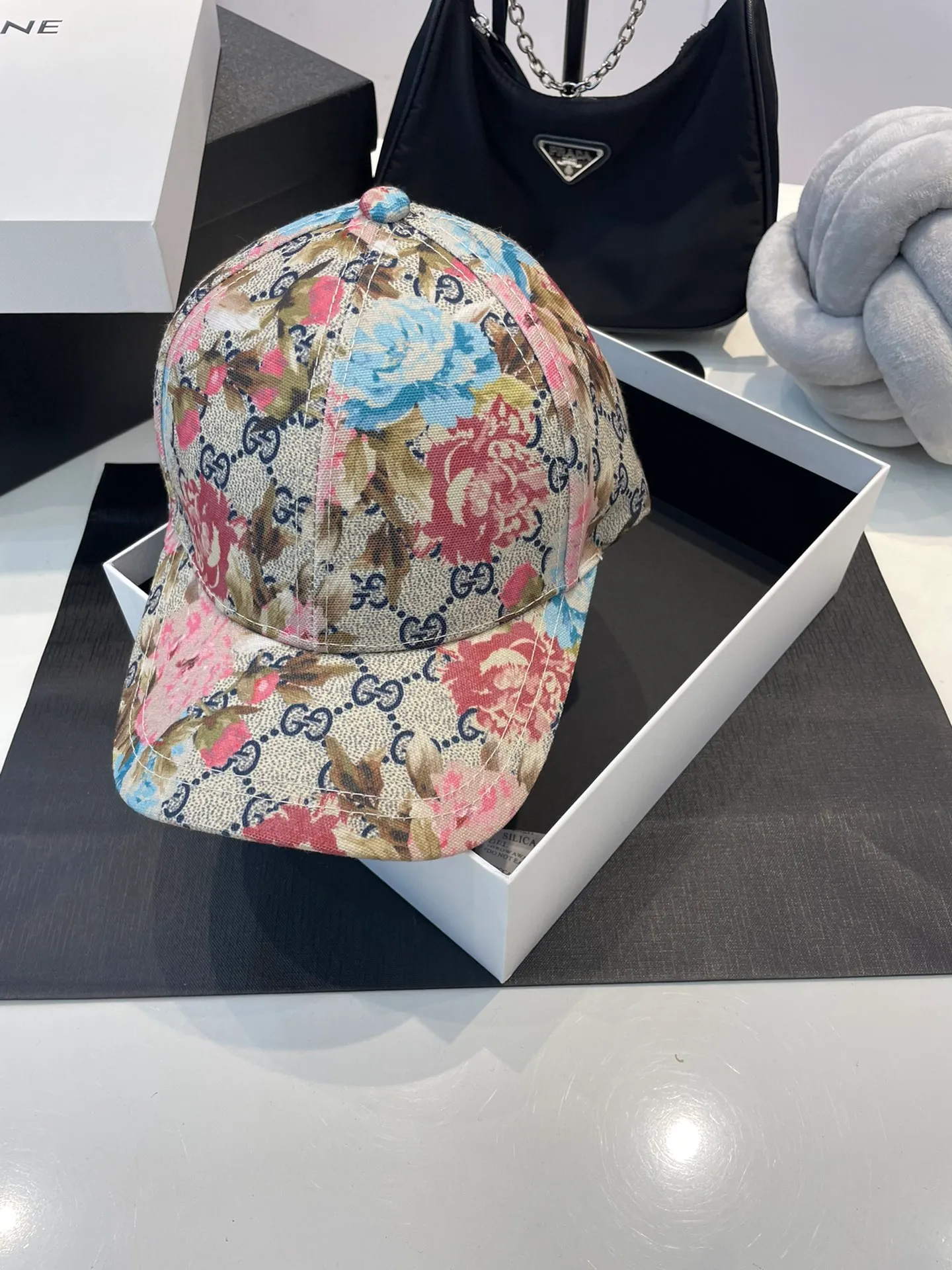 P60 GUCCI Gucci GG Supreme floral print baseball cap