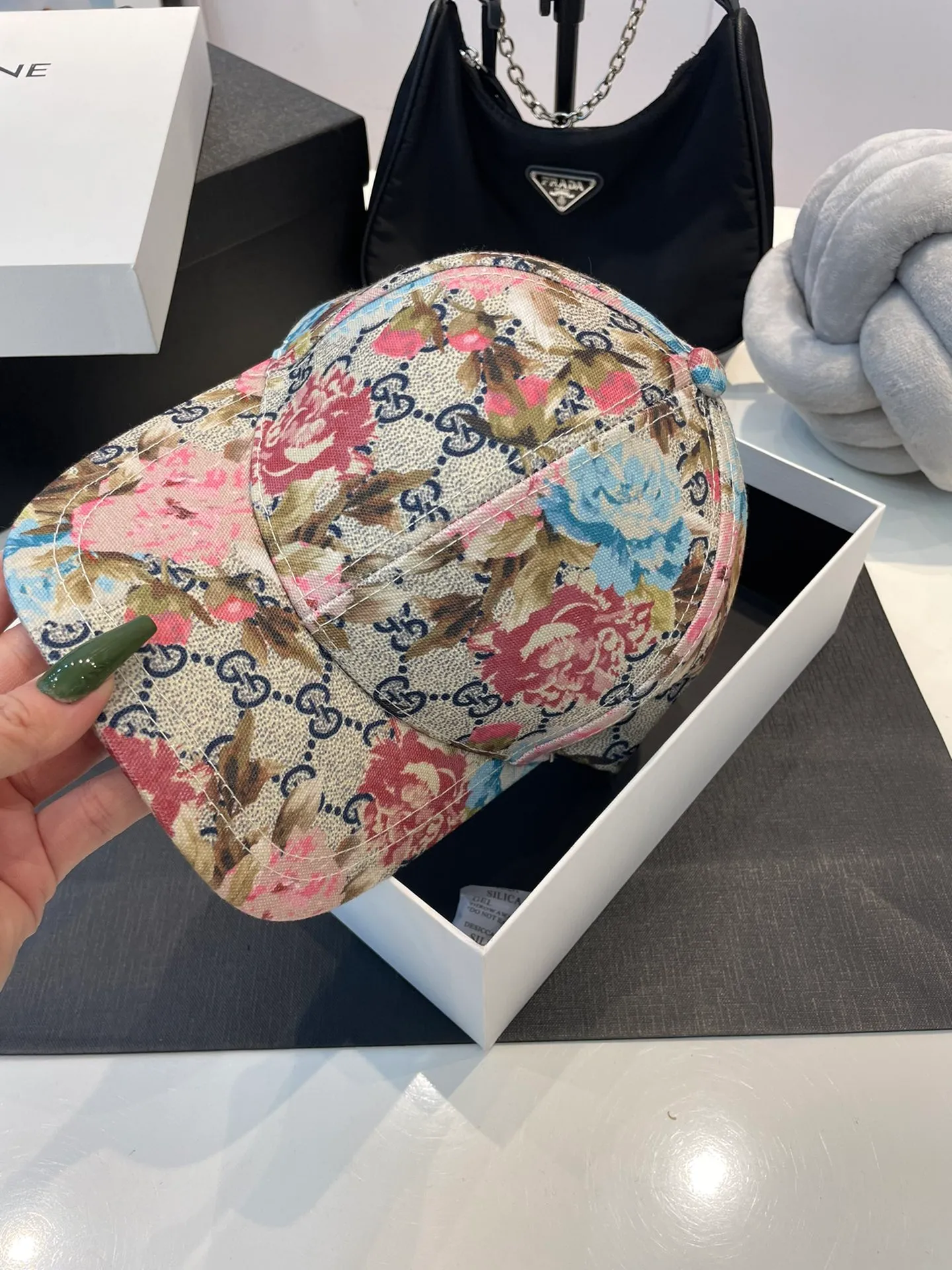 P60 GUCCI Gucci GG Supreme floral print baseball cap