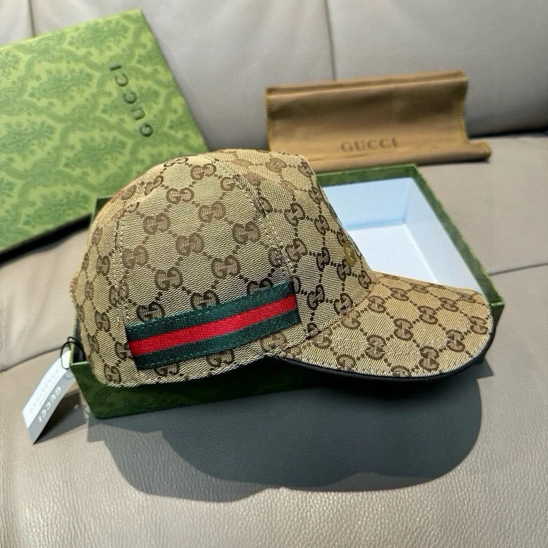 Batch 90, Gucci (Gucci) original baseball cap, bronzing double G, 1:1 mold customization, the highest version, original canvas + first layer of cowhide, pure cotton lining, light and breathable, real shot! To be the most handsome boy among the crowd, it must be you! The basic head circumference is 56cm, and the patch is adjustable.