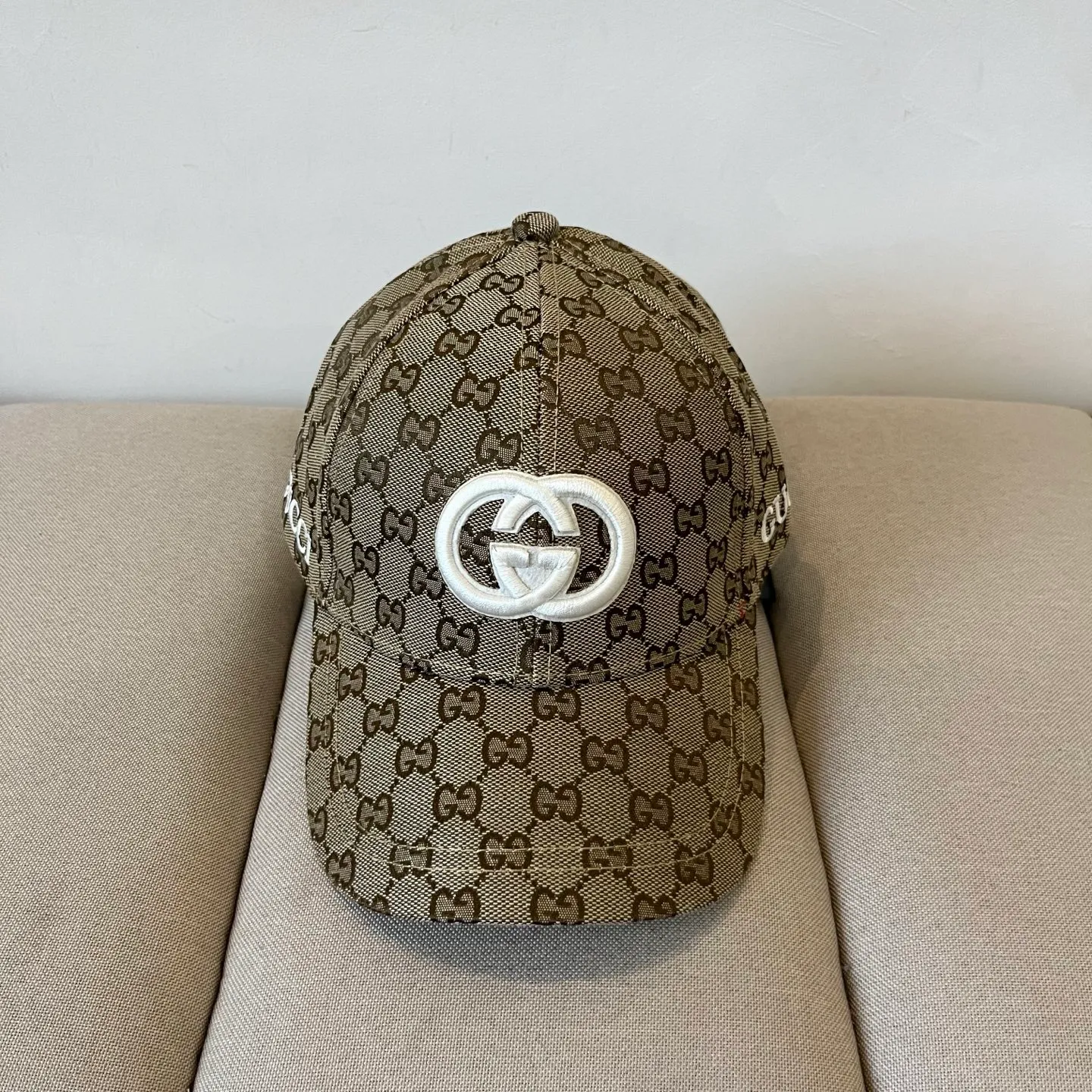 P56 Gucci Baseball Cap♥️GUCCI🧢New product from the official website, baseball cap, original quality, hot arrival 🔥🎩 The craftsmanship is very exquisite, high-end and classy! Low-key luxury, easy to carry! Running volume!