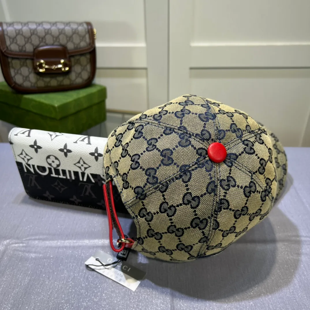 p90💰10,000-year-old classic model is shipped! Gucci (Gucci) classic original baseball cap 😍😍Customized at the 1:1 counter mold, the highest version, original canvas + first layer of cowhide, pure cotton lining, light and breathable! Photographed in real life, suitable for men and women in all seasons, basic head circumference 56cm, adjustable patches.