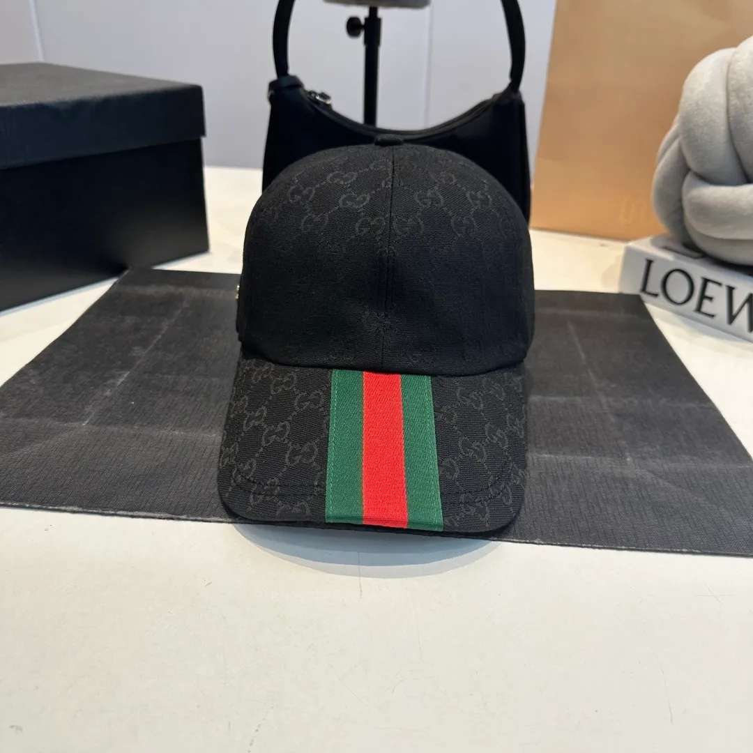 P70 original version shipped! Gucci's latest original baseball cap with wide webbing. 1:1 mold opening and customization at the counter, the highest version, original canvas fabric + first-layer cowhide, light and breathable! Photographed in real life, suitable for men and women in all seasons, basic head circumference 56