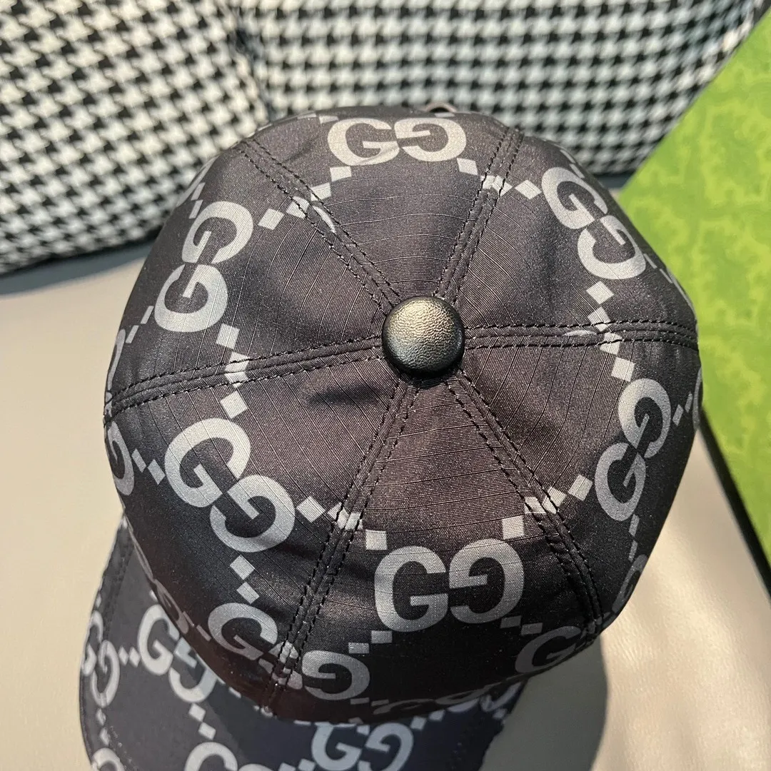 🉐️90 New models shipped from the official website. Comes with a packaging bag. Gucci's latest original baseball cap, large double G, custom-made at a 1:1 mold at the counter, perfect pattern, original canvas fabric + first-layer cowhide, light and breathable! The basic head circumference is 56cm, and the patch is adjustable.