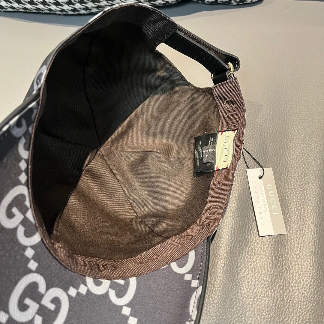 🉐️90 New models shipped from the official website. Comes with a packaging bag. Gucci's latest original baseball cap, large double G, custom-made at a 1:1 mold at the counter, perfect pattern, original canvas fabric + first-layer cowhide, light and breathable! The basic head circumference is 56cm, and the patch is adjustable.
