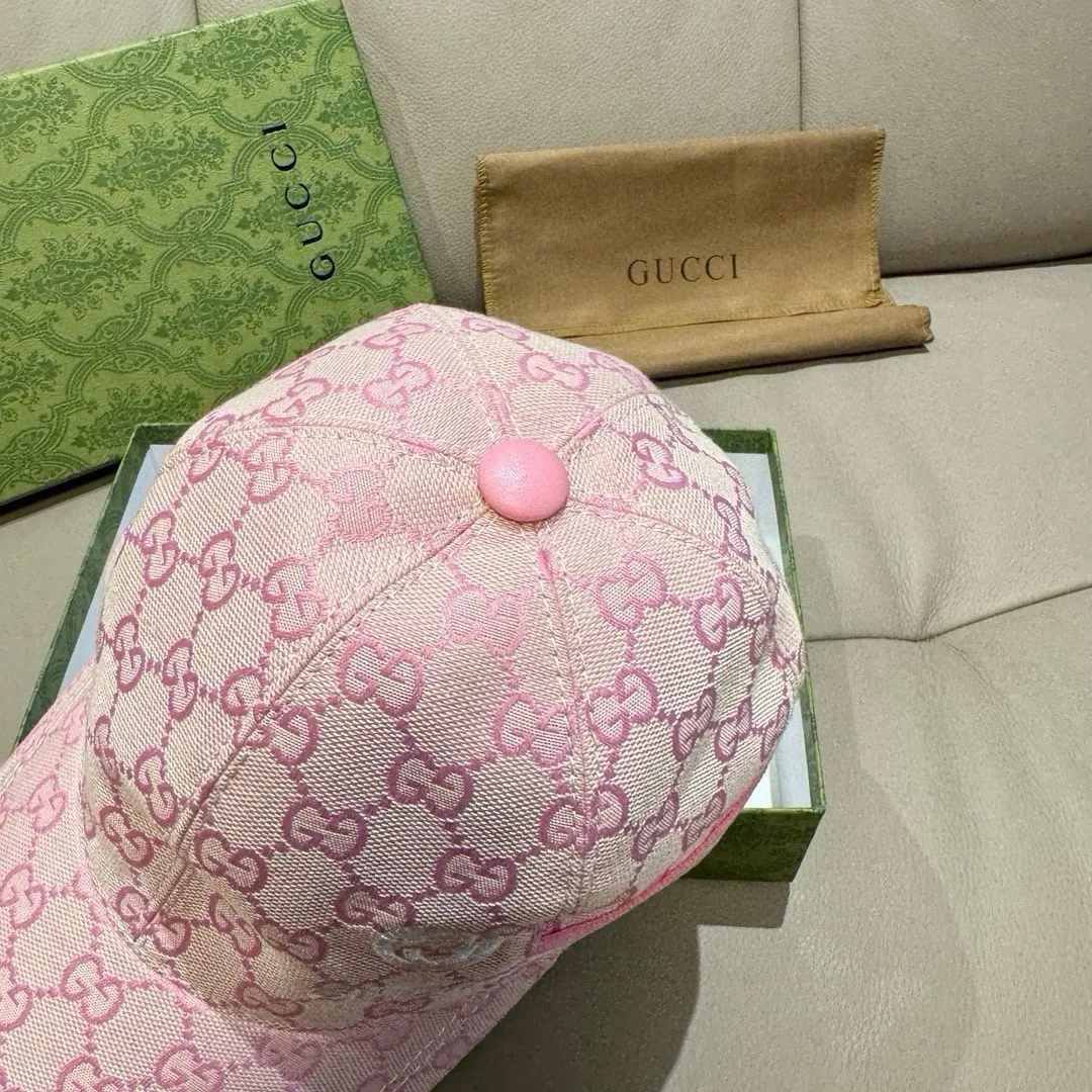 P900,000 classic model shipped! , Gucci (Gucci) classic original baseball cap😍😍gucci small embroidery, 1:1 mold opening and customization at the counter, the highest version, original canvas fabric + first layer of cowhide, pure cotton lining, light and breathable! Photographed in real life, suitable for men and women in all seasons, basic head circumference 56cm, adjustable patches.