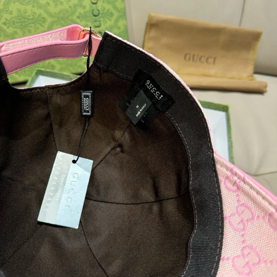 P900,000 classic model shipped! , Gucci (Gucci) classic original baseball cap😍😍gucci small embroidery, 1:1 mold opening and customization at the counter, the highest version, original canvas fabric + first layer of cowhide, pure cotton lining, light and breathable! Photographed in real life, suitable for men and women in all seasons, basic head circumference 56cm, adjustable patches.
