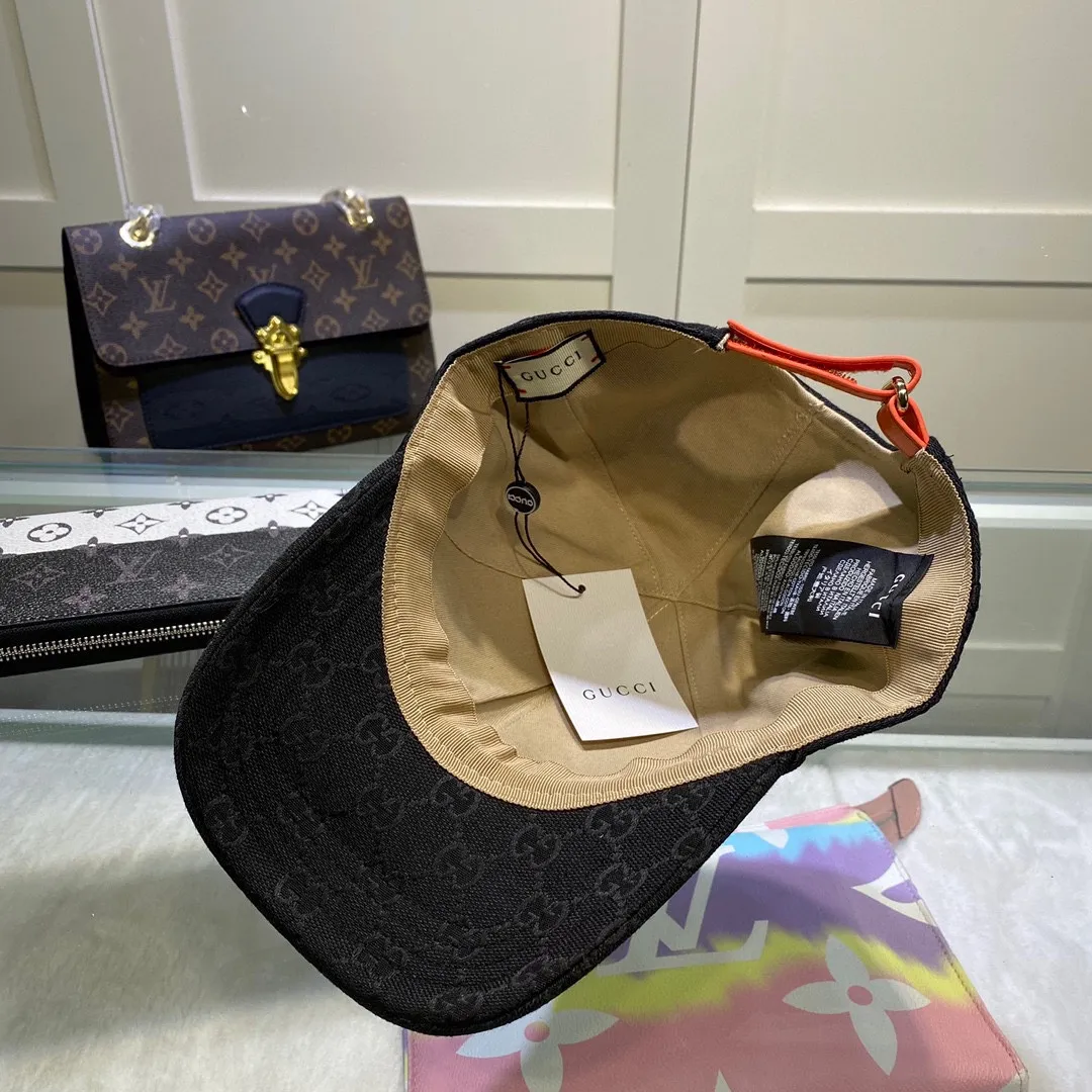 P60 with dust bag [GUCCI] New simple embroidered baseball cap at North Face Alliance counter, very trendy! Casual and sports style, classic production, super easy to match!