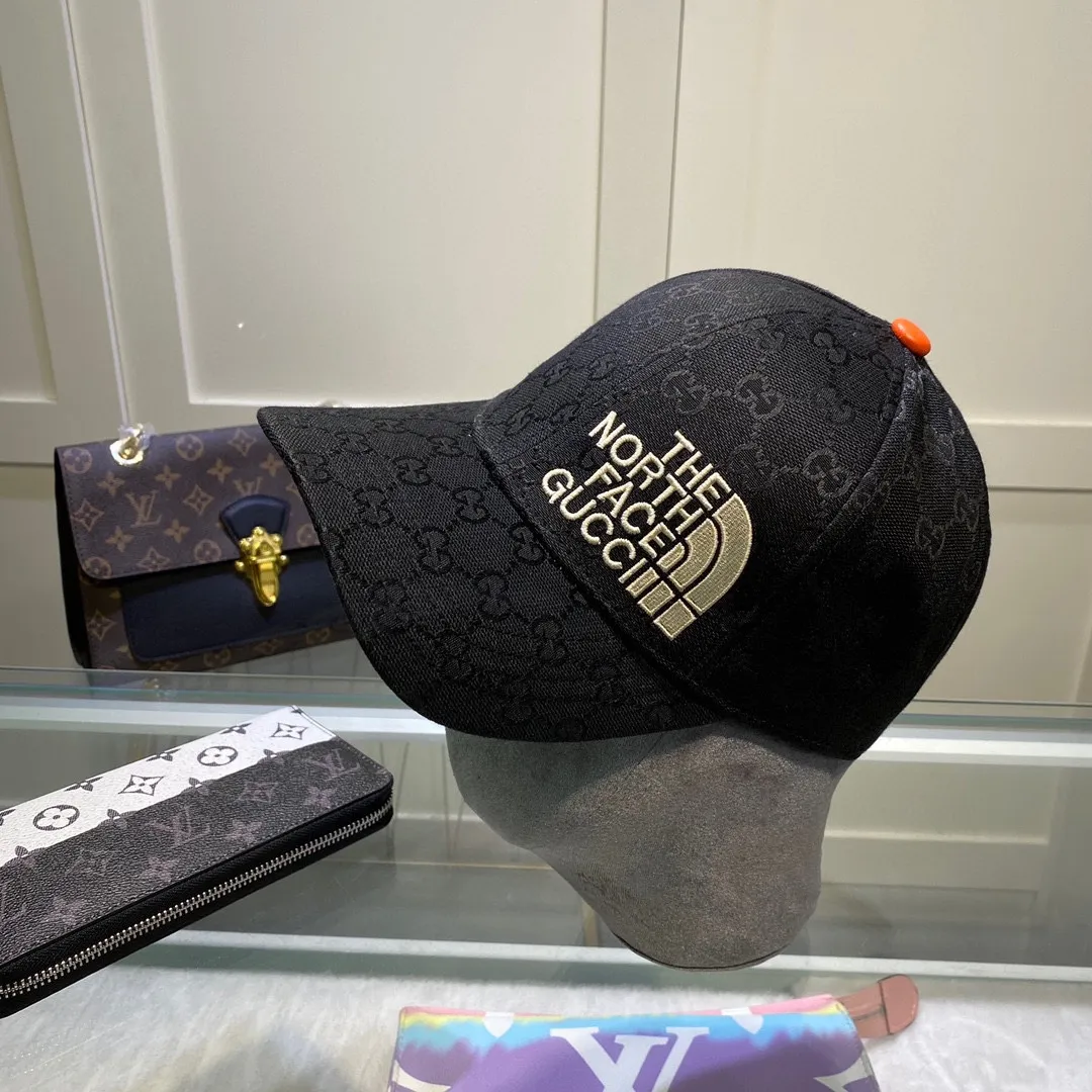 P60 with dust bag [GUCCI] New simple embroidered baseball cap at North Face Alliance counter, very trendy! Casual and sports style, classic production, super easy to match!